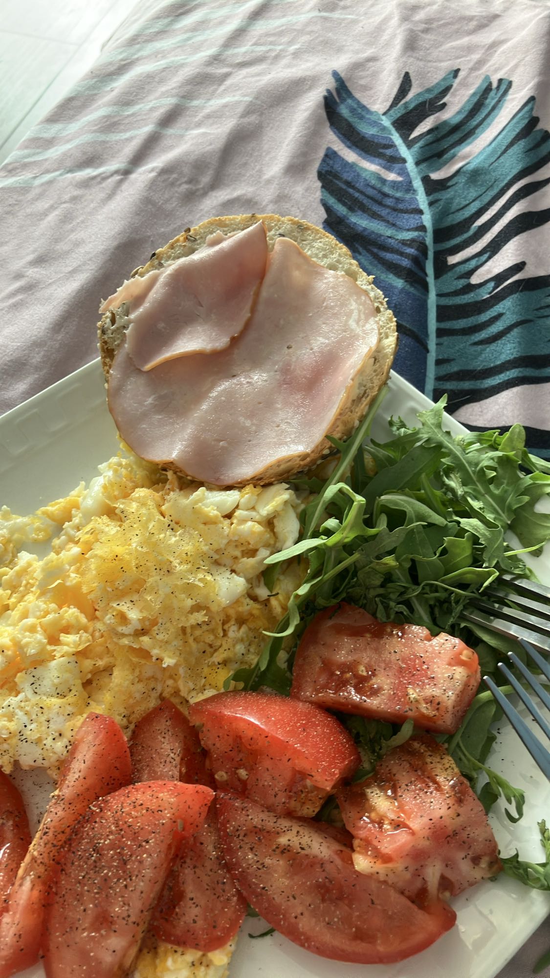 Jajka z szynką i warzywami