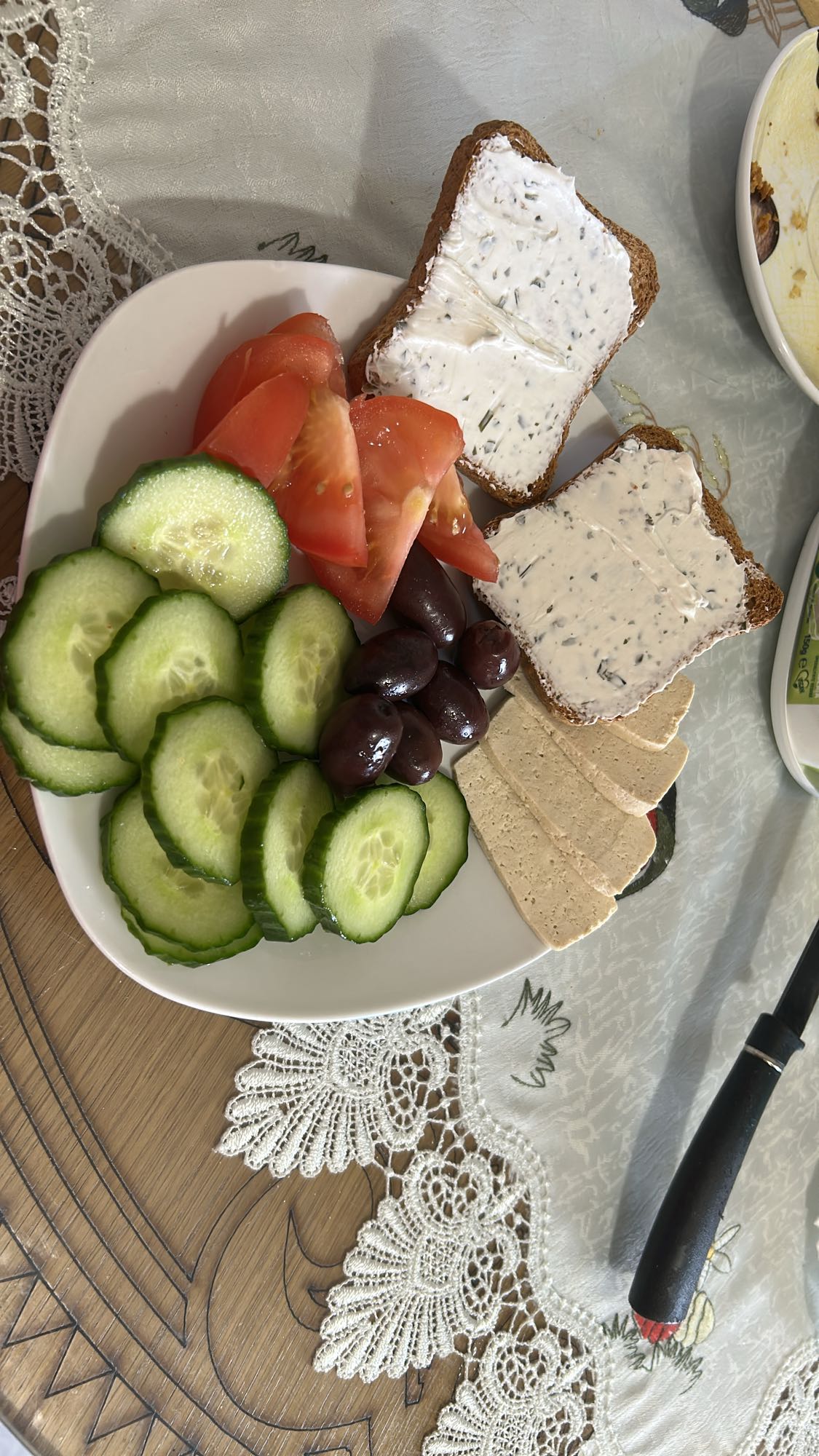 Mic dejun cu legume și pâine