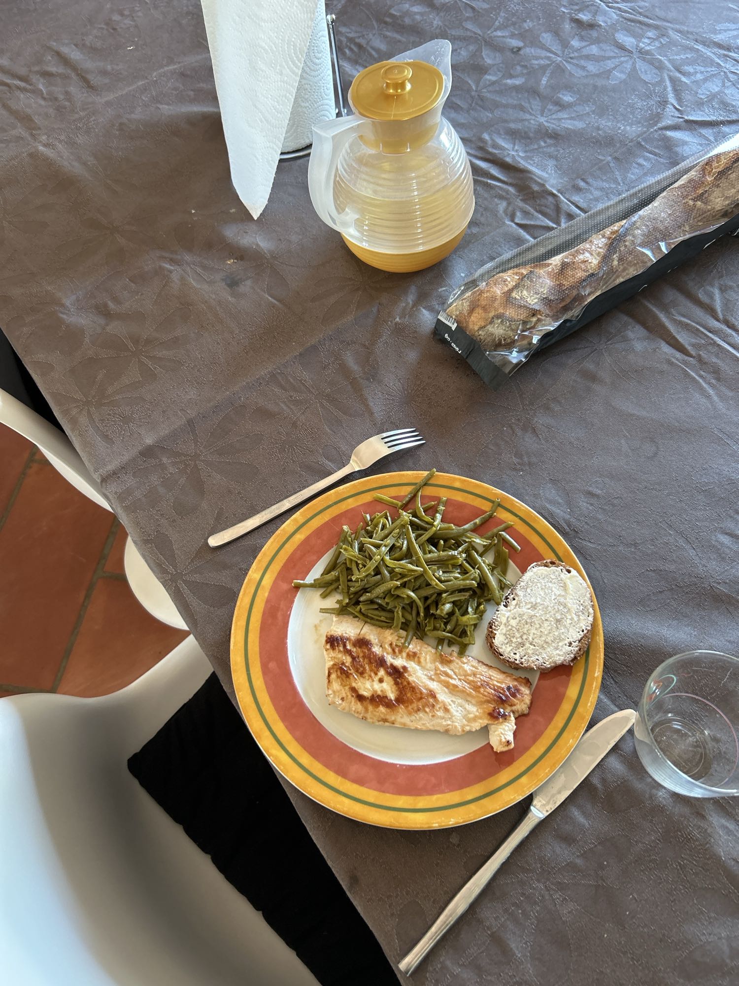 Poisson, haricots verts, pain