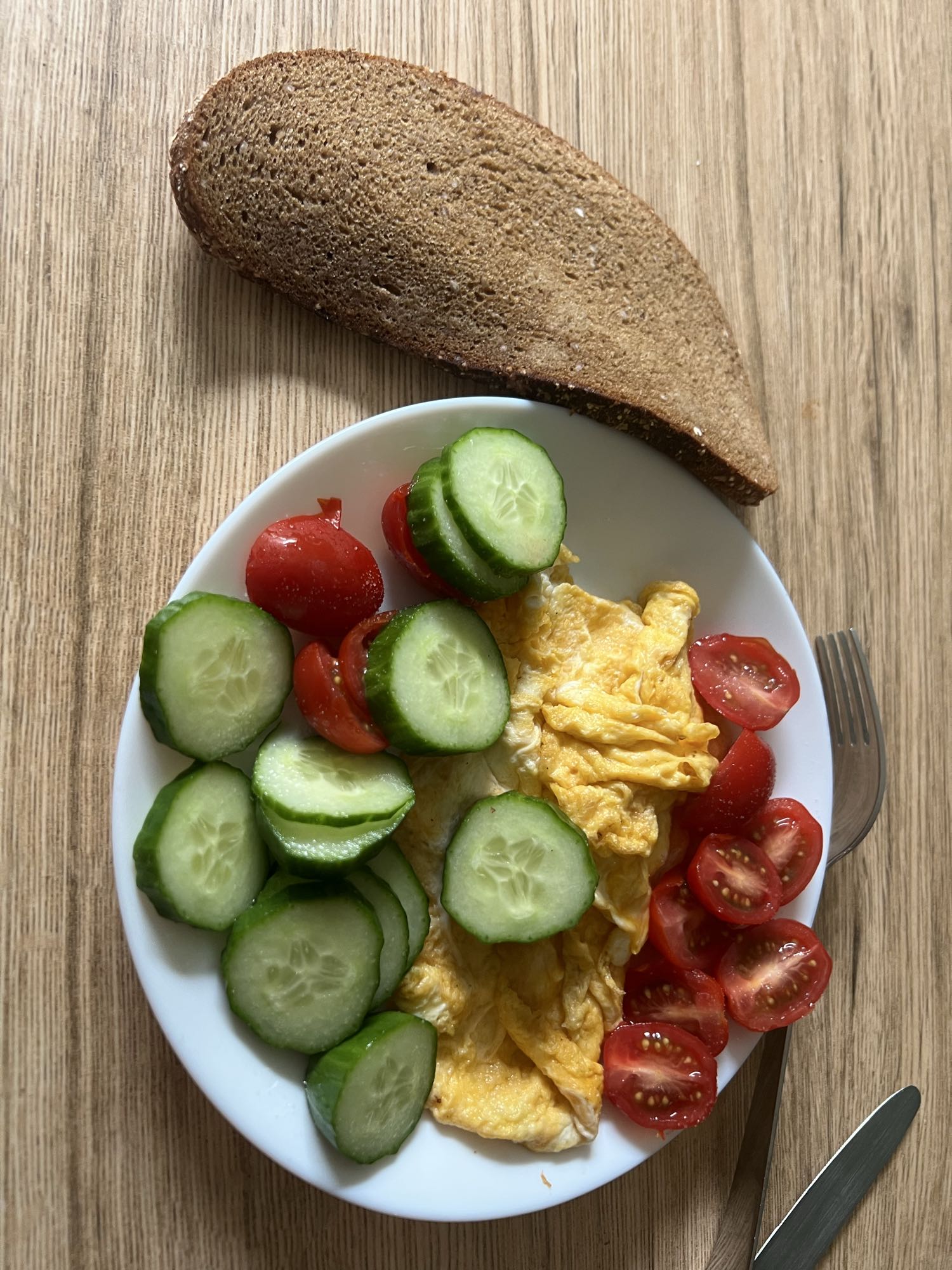 Omelett med grönsaker & bröd