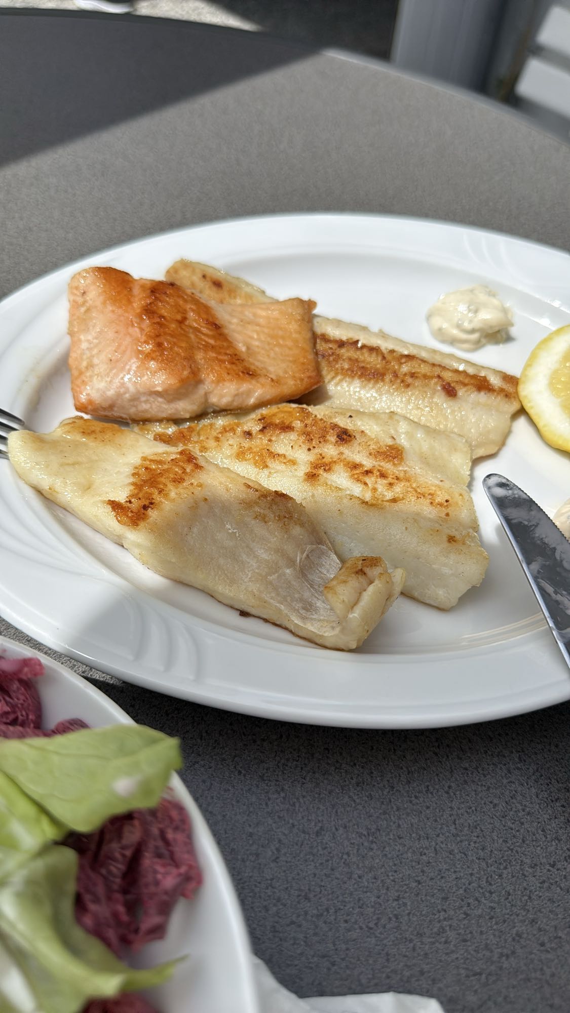 Smażona ryba z sałatą