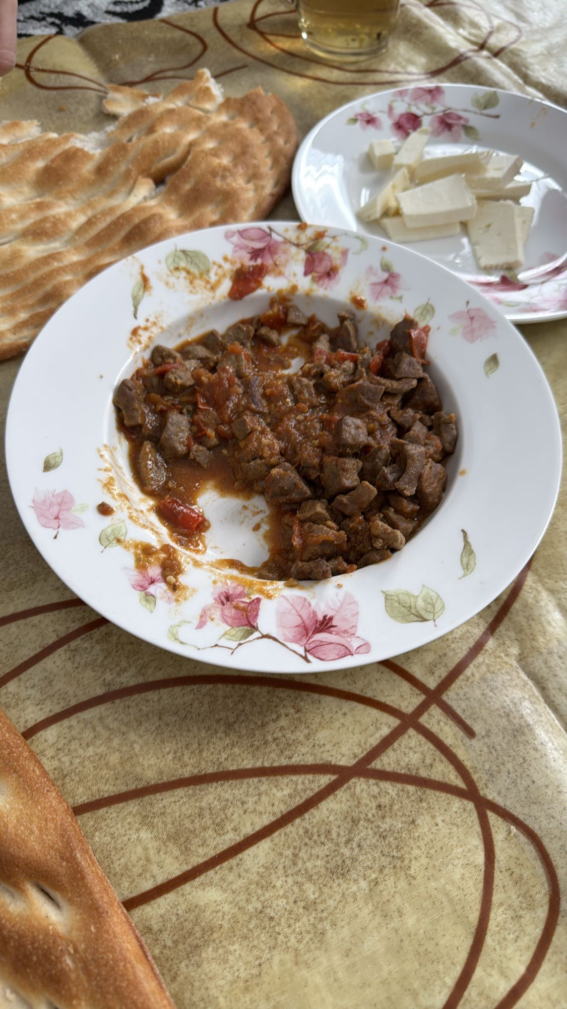 Stoofvlees met brood en kaas
