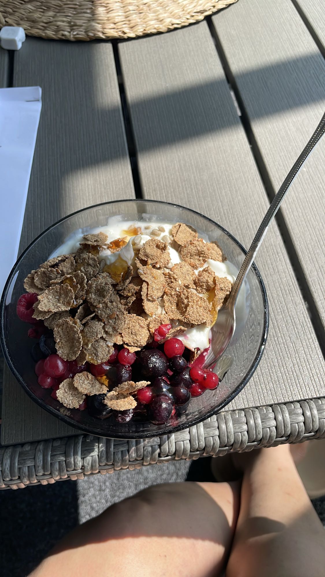 Yoghurt med bär och flingor