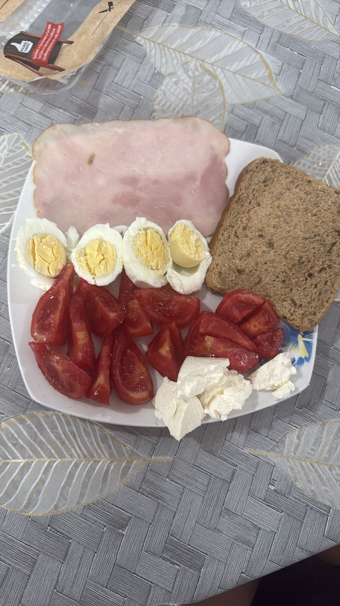 Mic dejun cu ou, șuncă și roșii