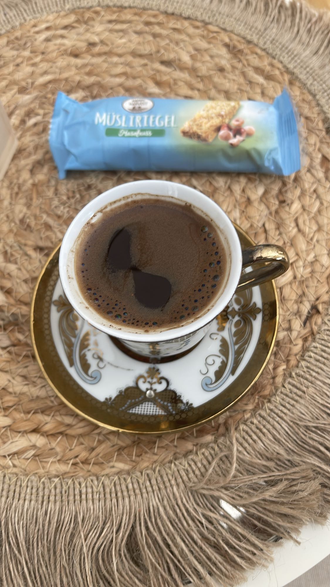 قهوة مع لوح جرانولا