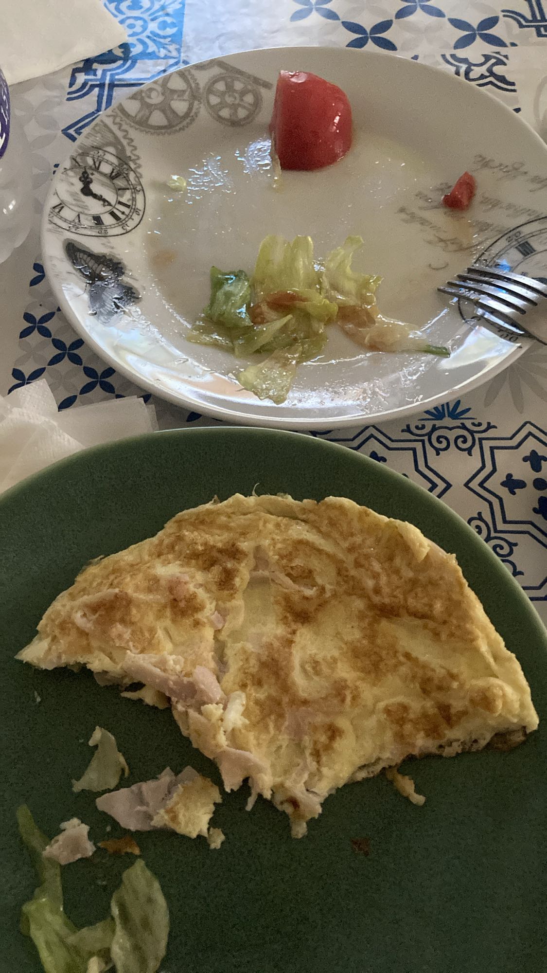 Tortilla con jamón y ensalada