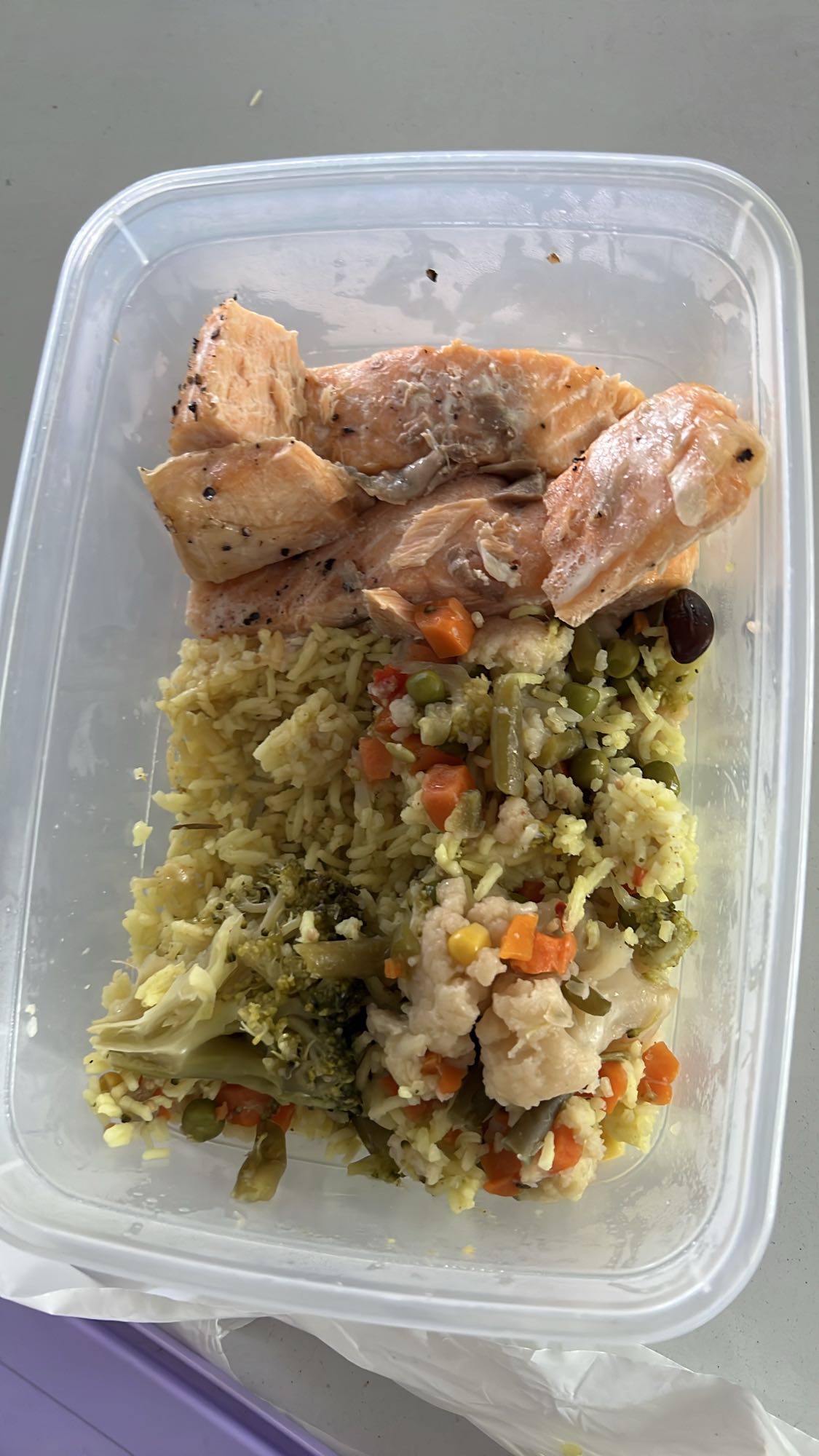 Somon cu orez și legume