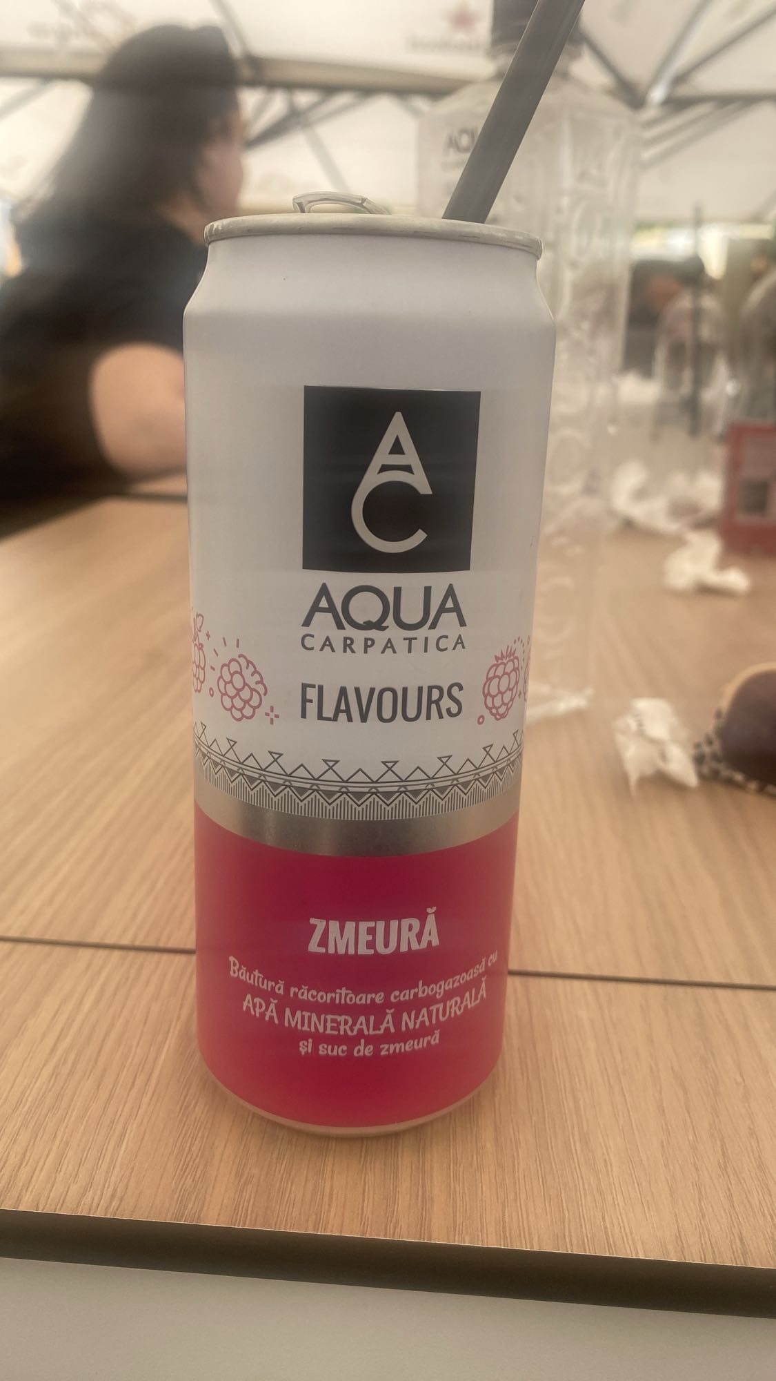 Apă minerală cu zmeură