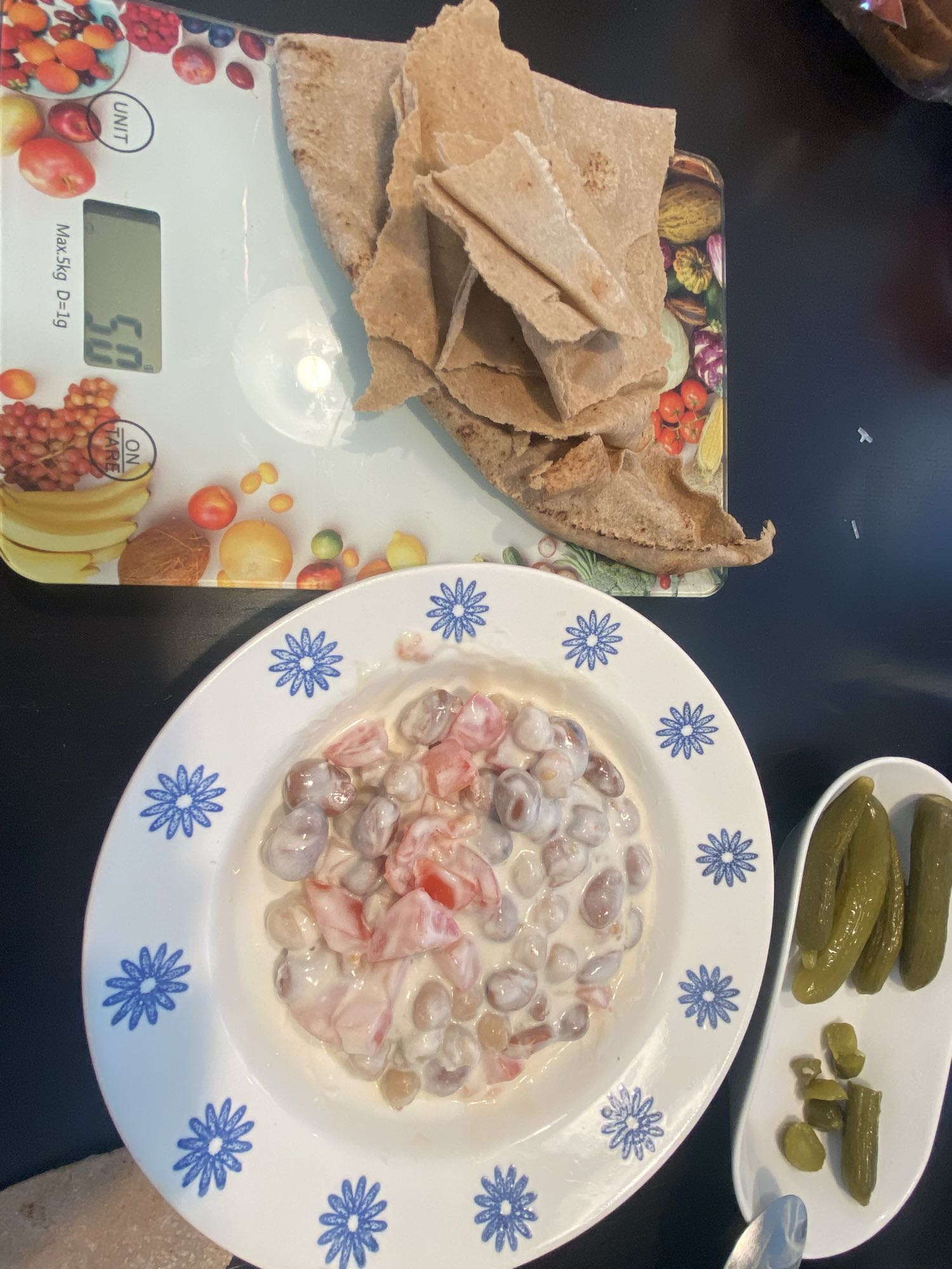 فول باللبن وخبز ومخلل