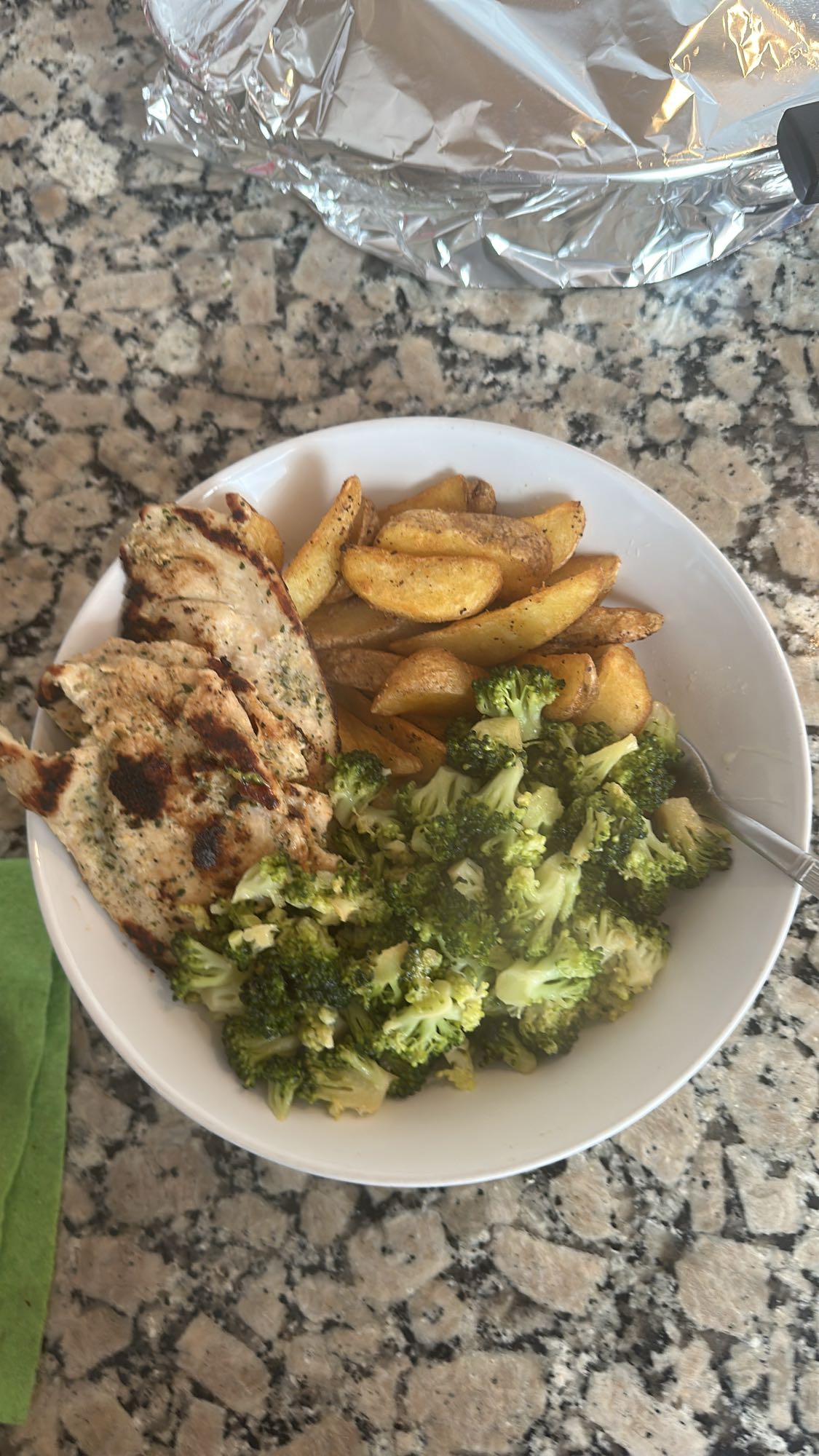 pollo, papas y brócoli