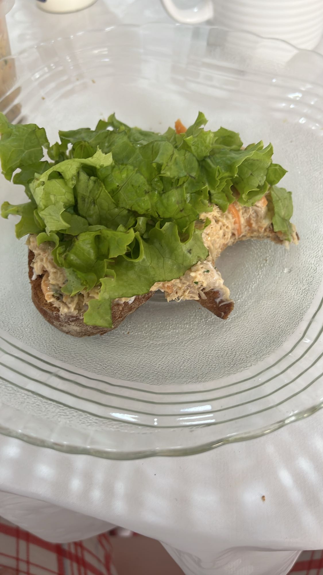 Torrada com frango e alface