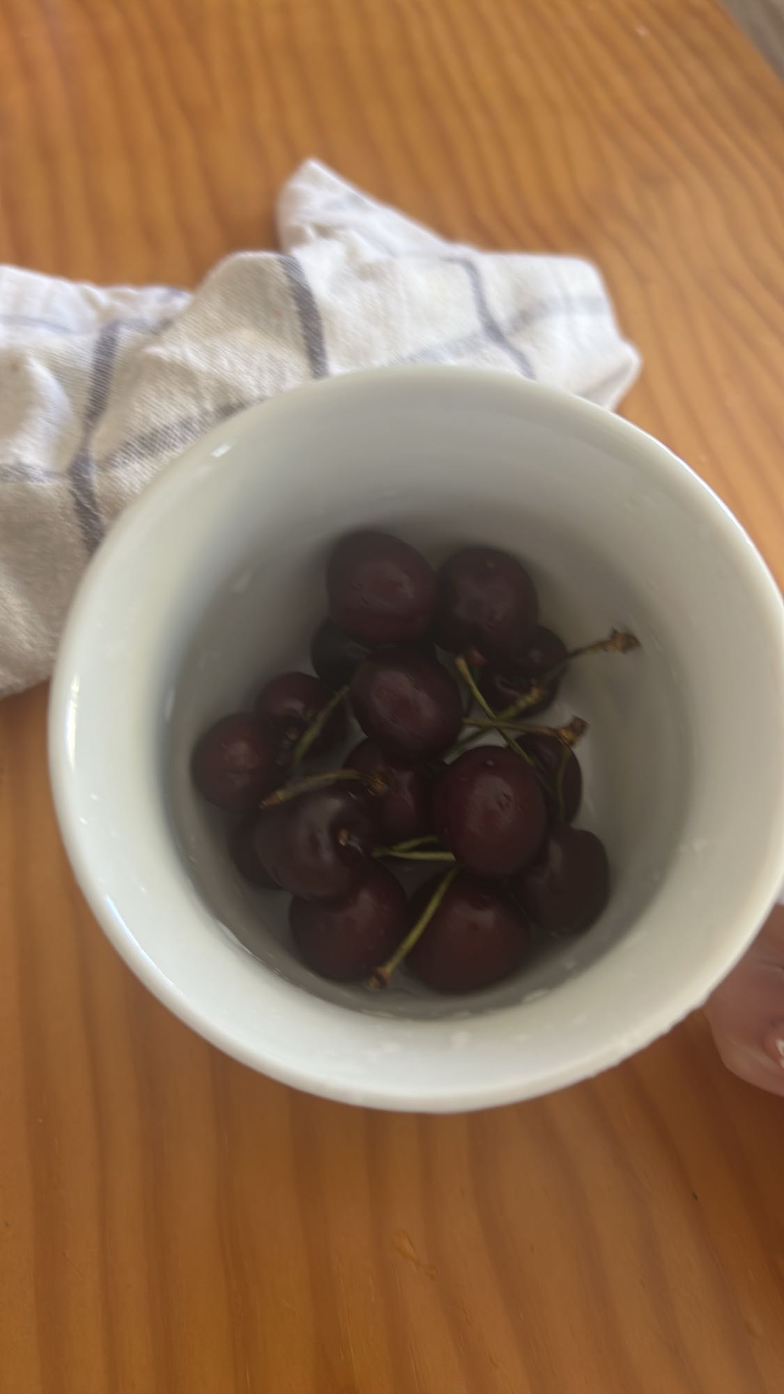 cerezas en taza