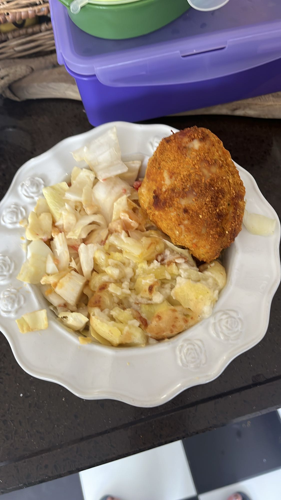 Kip, witlofsalade en aardappelgratin