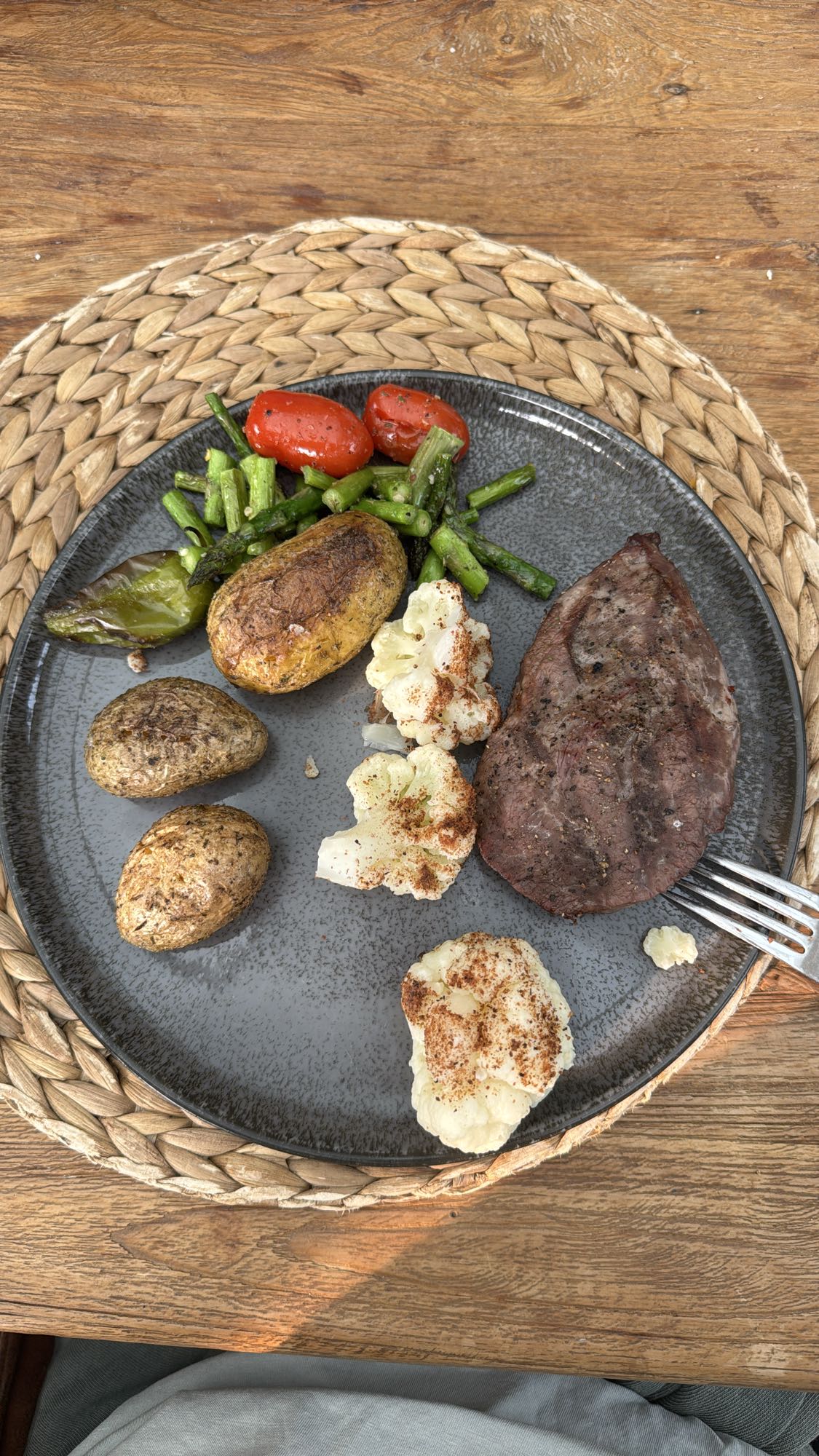 Gegrilltes Steak mit Gemüse