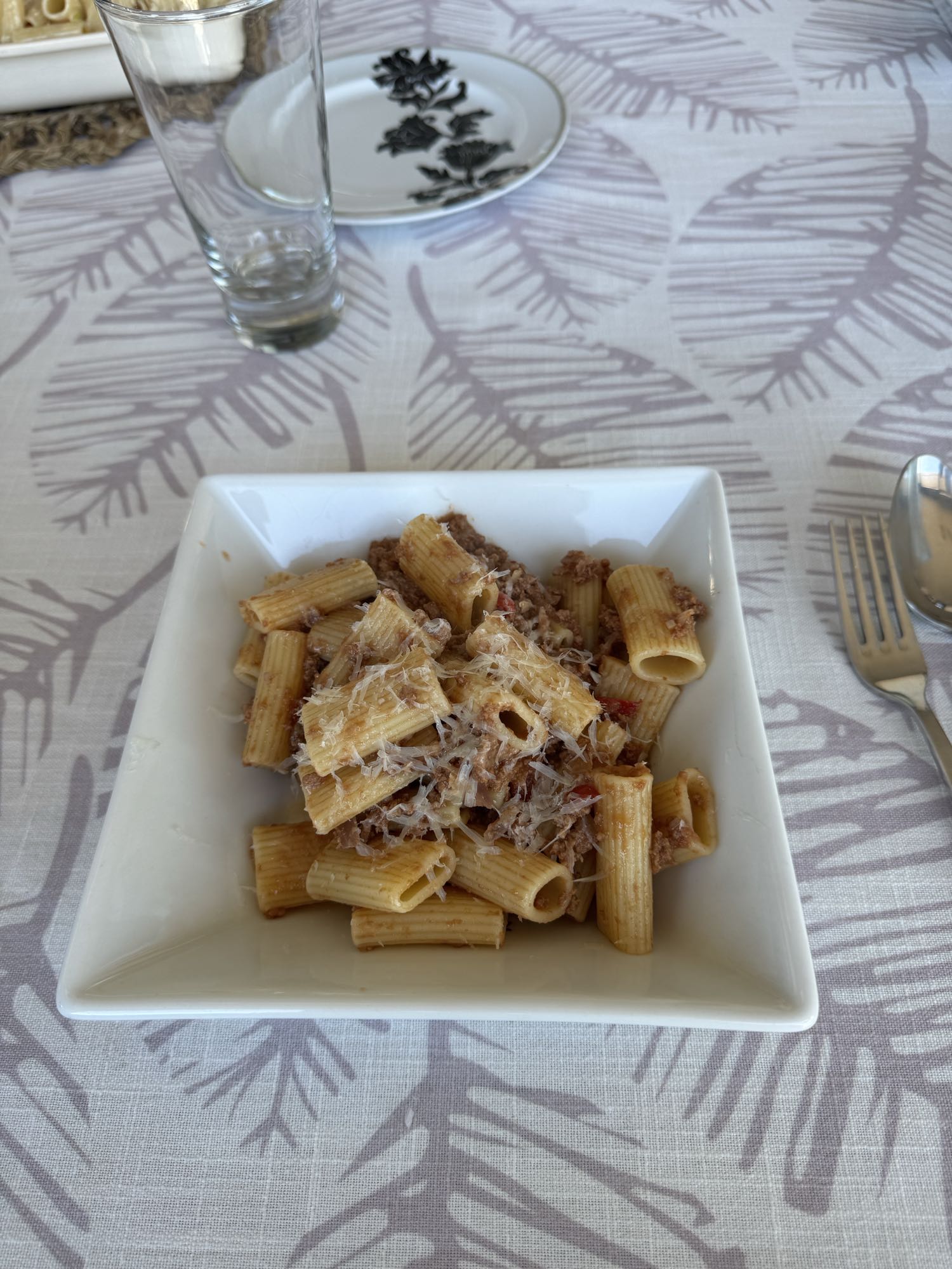 Pasta con carne y queso