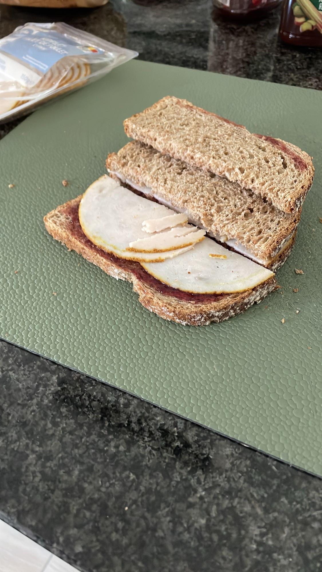 6 volkoren boterhammen met confituren en kipfilet