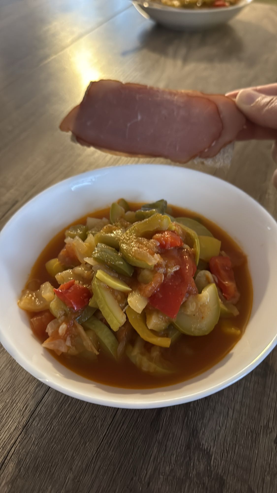 Leczo z warzywami i szynką