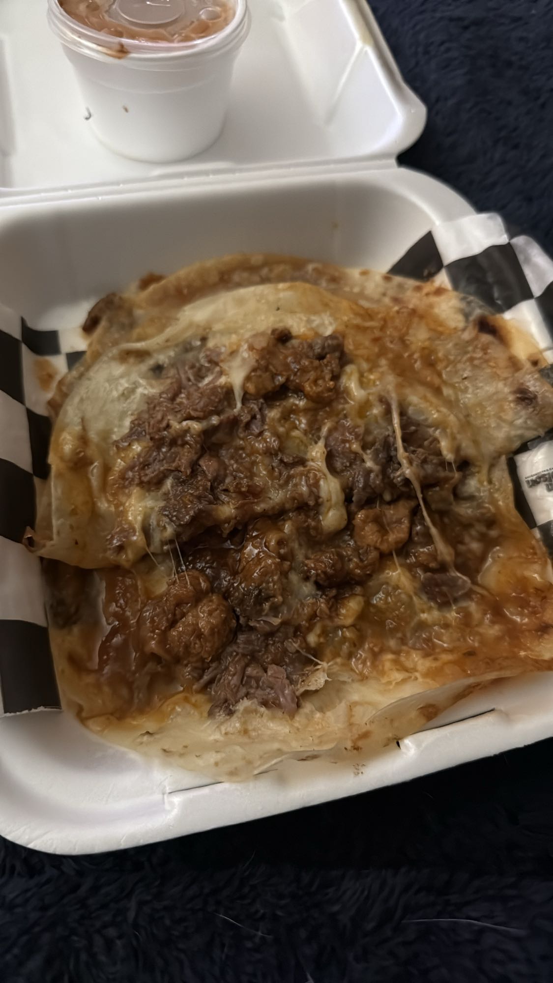 quesabirria con salsa