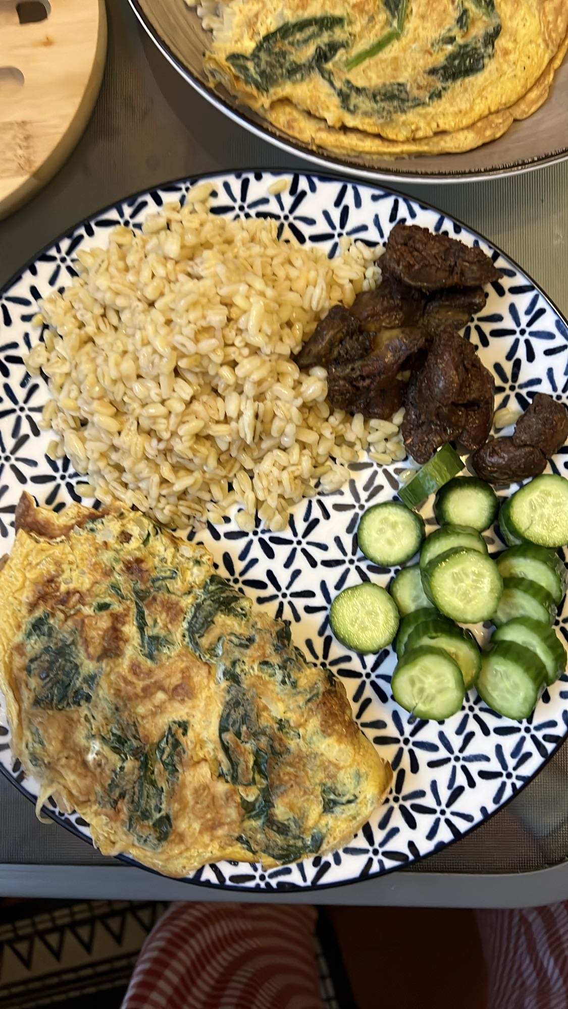 Omelette, orge, boeuf, concombre