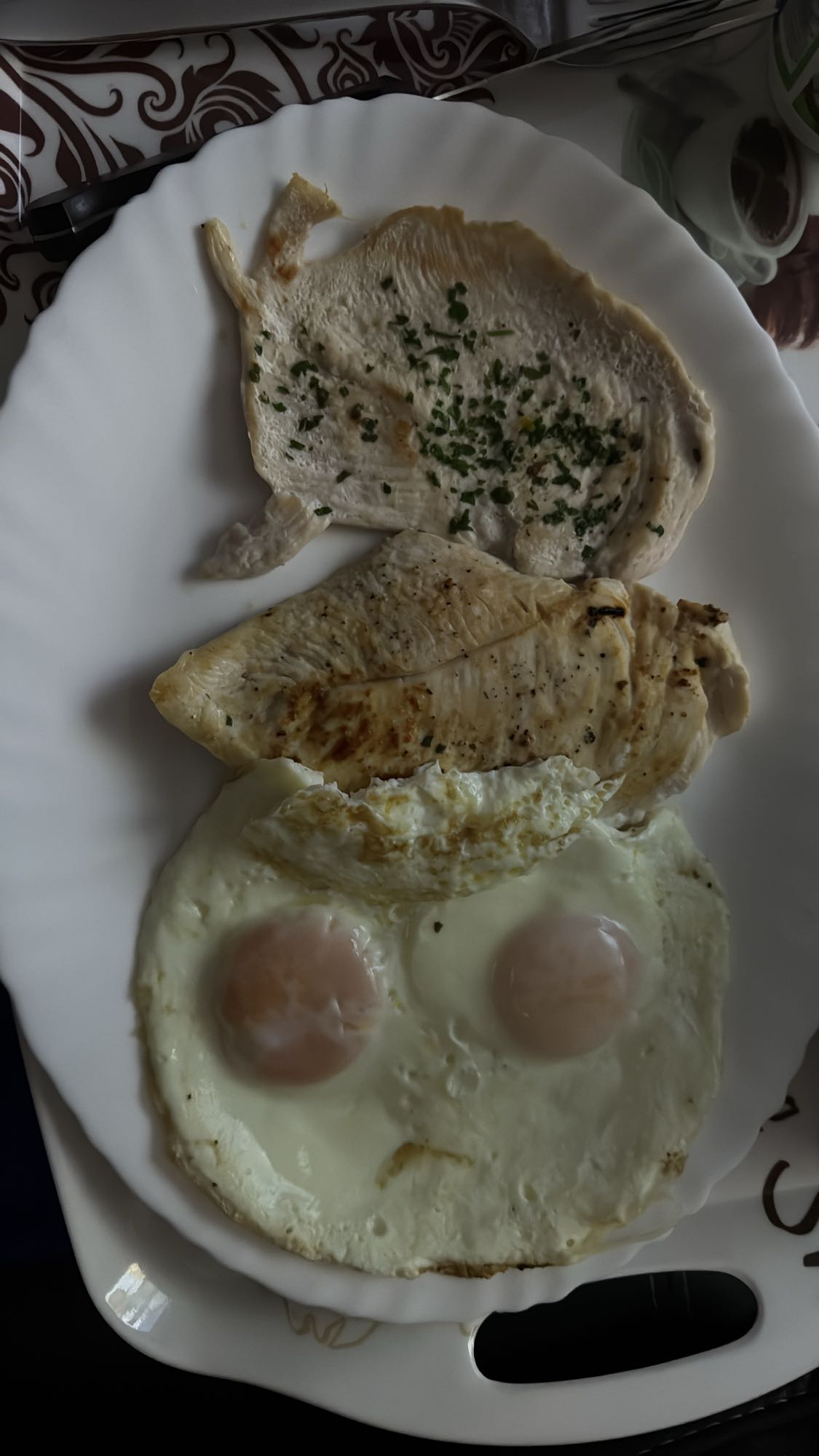 Pollo y huevos plancha con claras