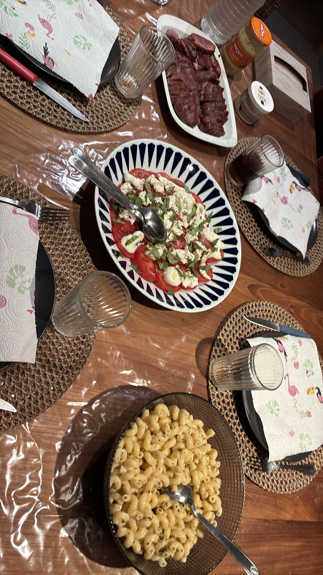 Pâtes, salade, steak