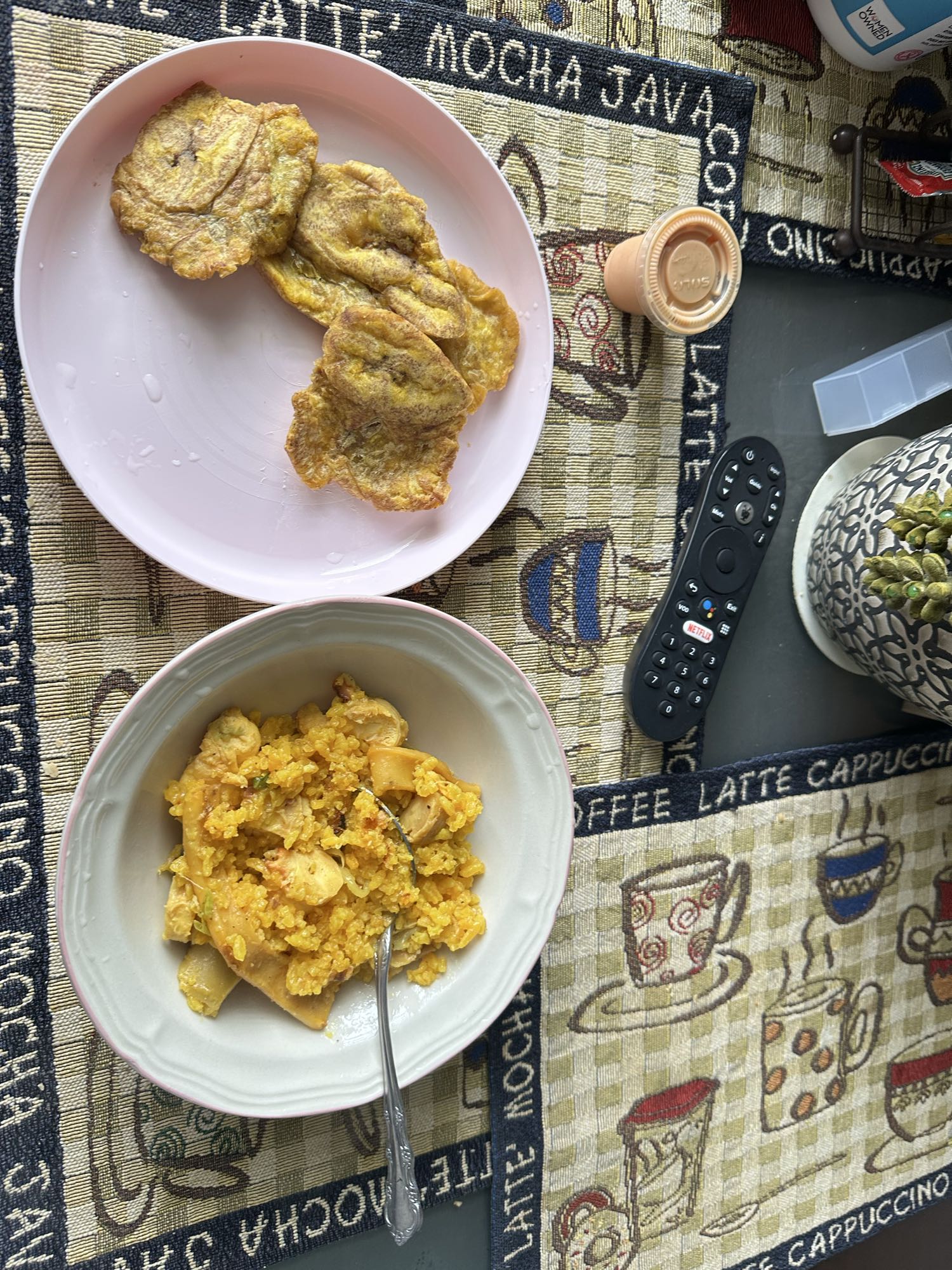 Arroz con pollo y tostones