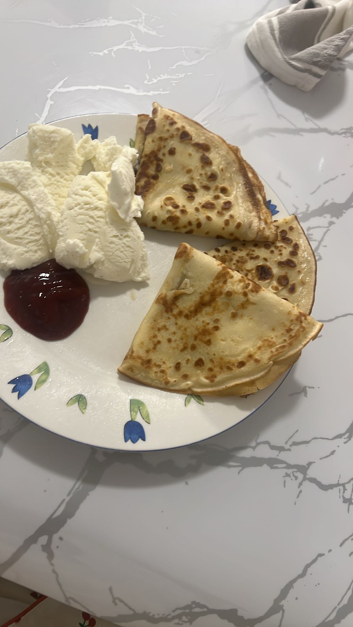 Pannkakor med glass och sylt