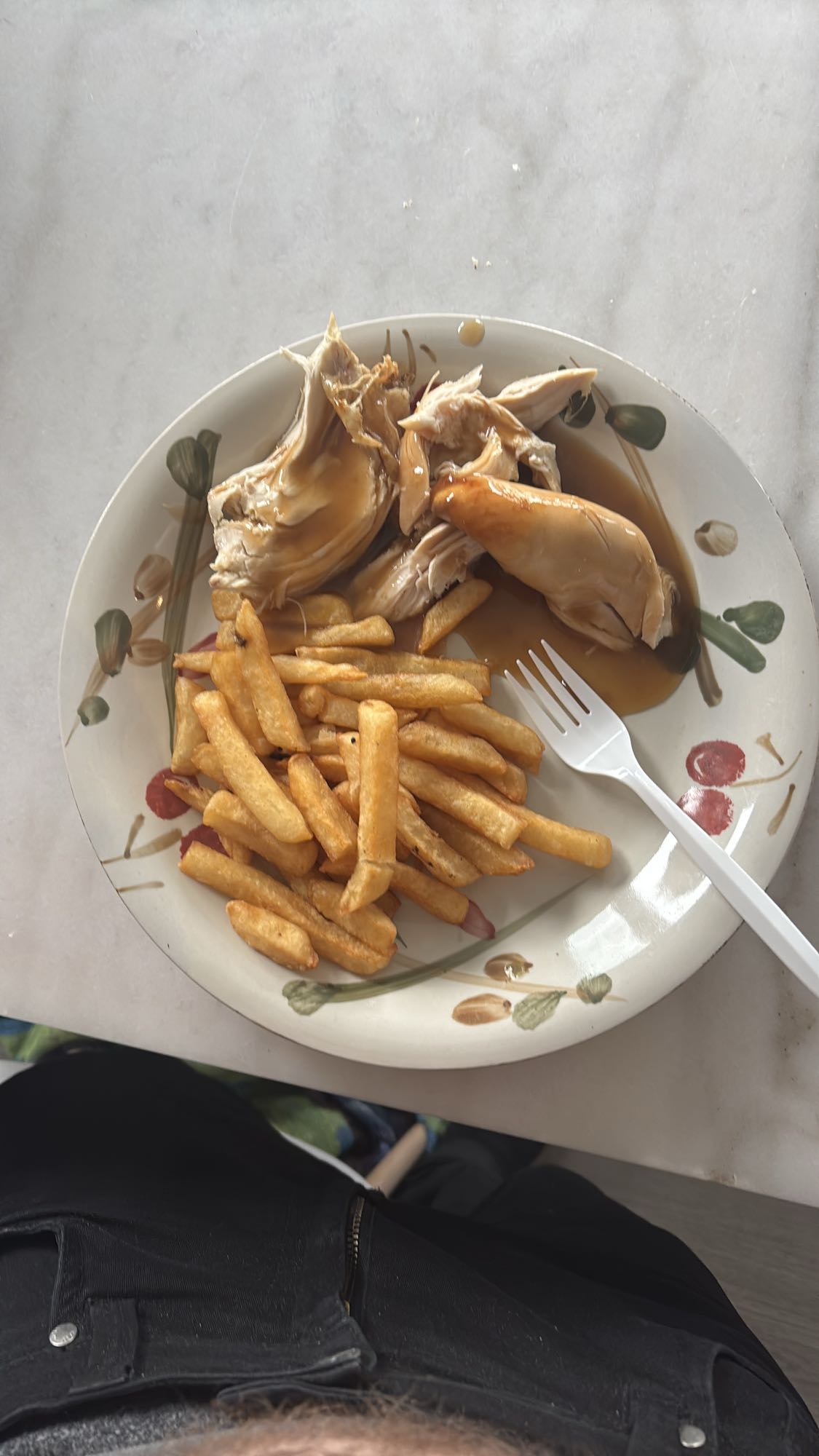 Poulet, frites et sauce