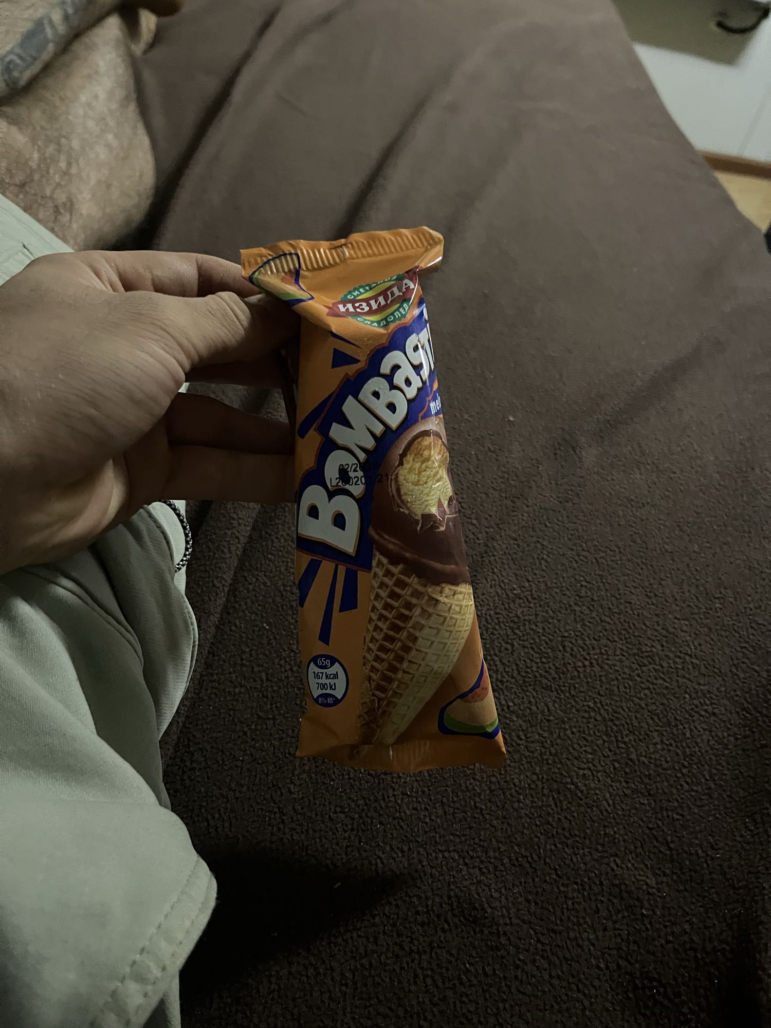 мороженое в вафельном рожке