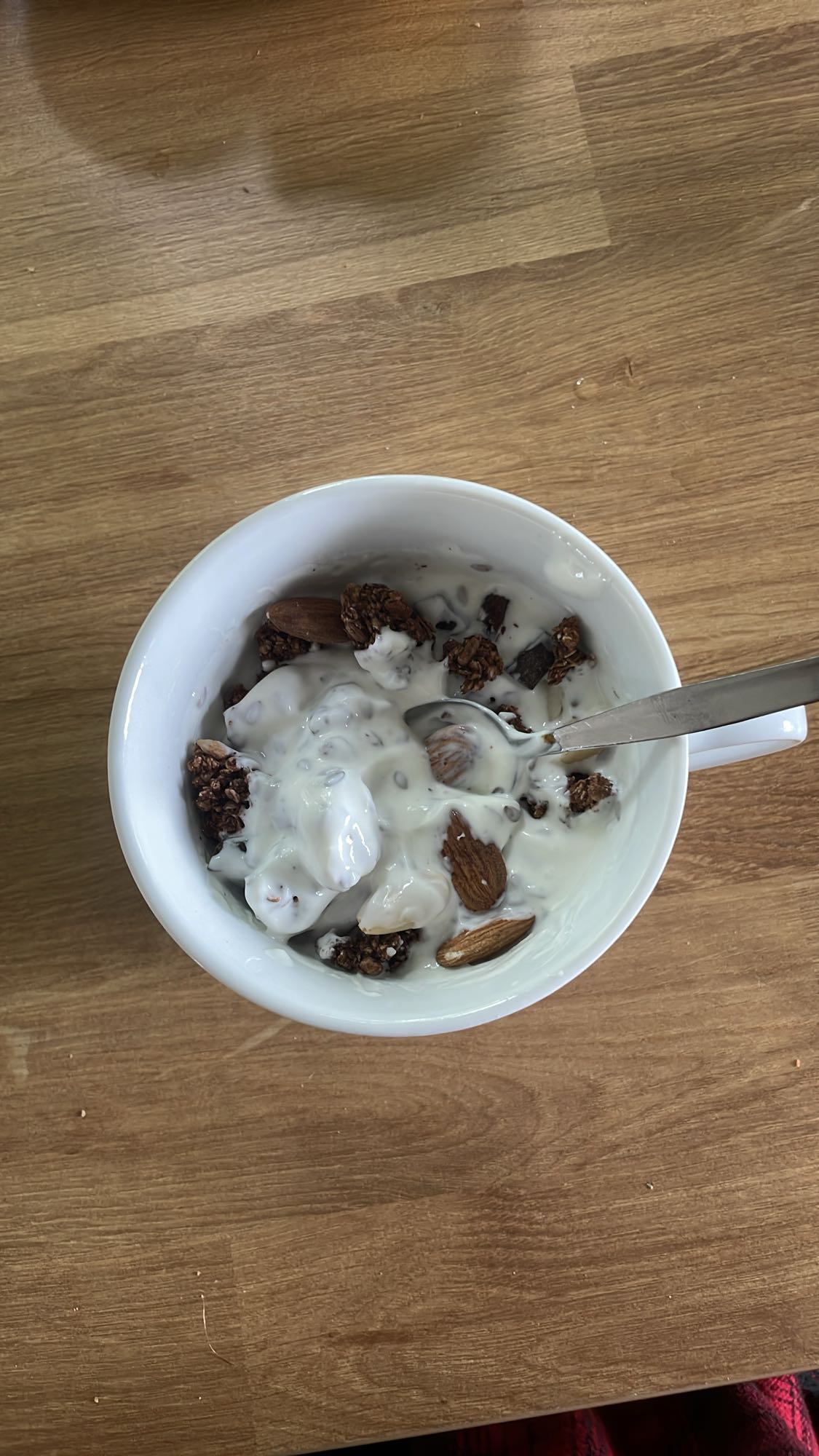 Jogurt z granolą i migdałami