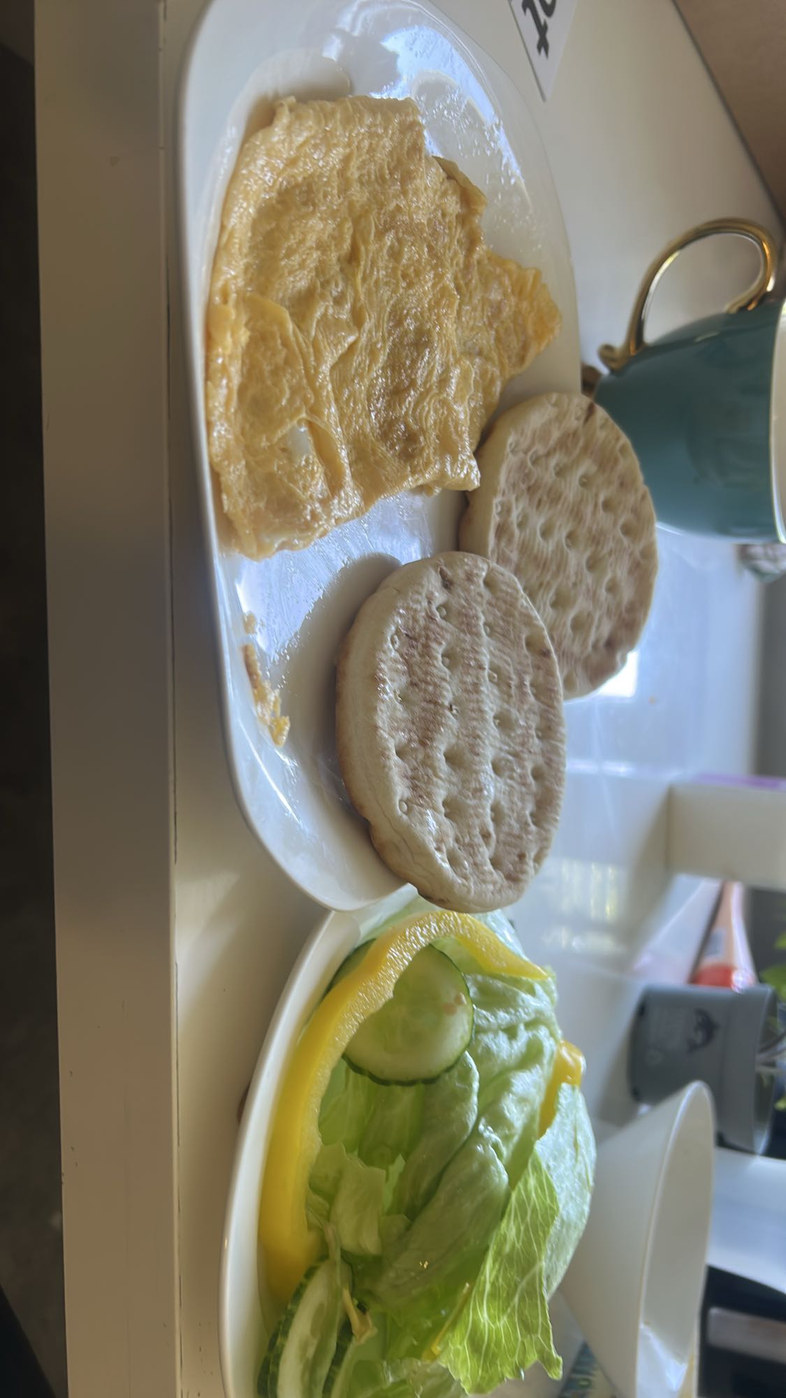 Omelett med bröd och sallad