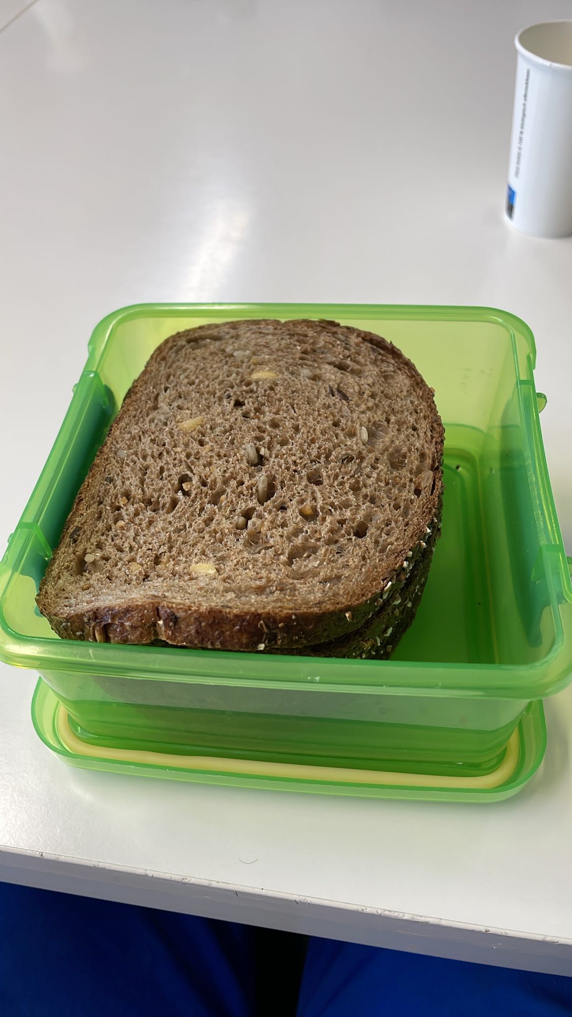 6 volkorenboterhammen met pepersalemi