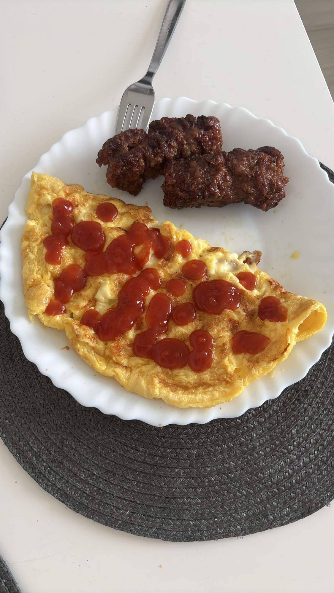 Omletă cu mici și ketchup