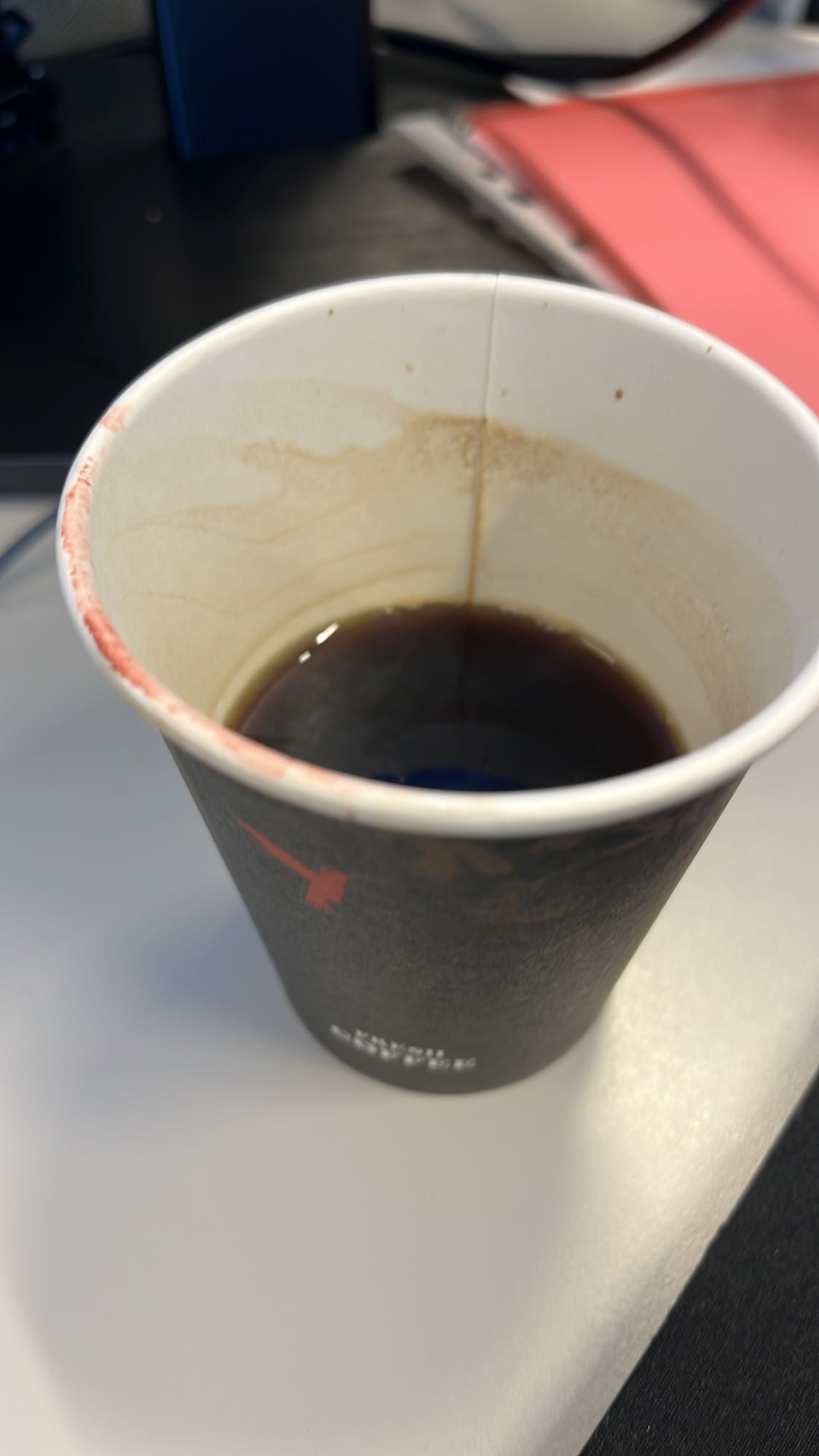 Svart kaffe i pappersmugg