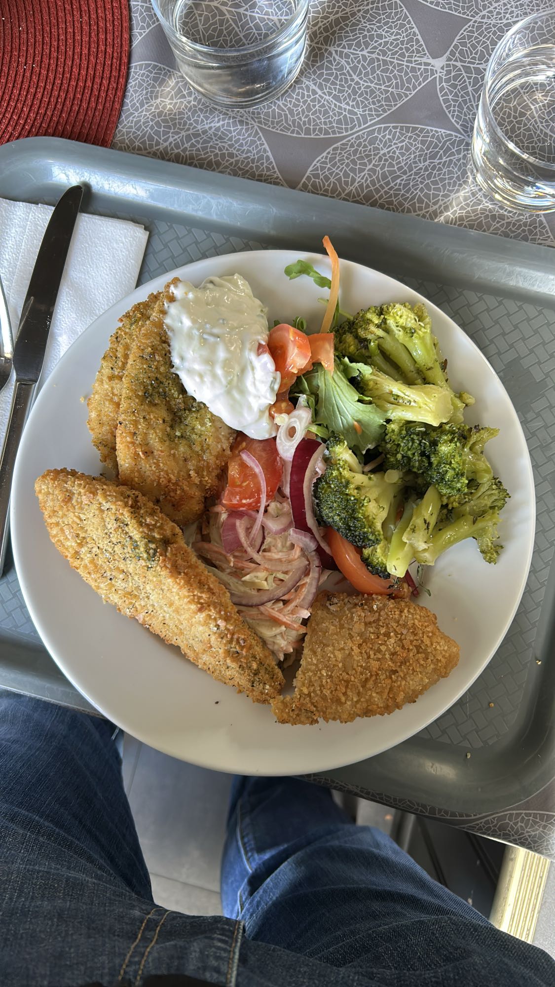 Panerad fisk med sallad