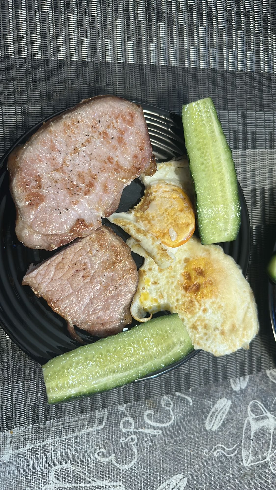 Mic dejun cu carne, ou, castravete