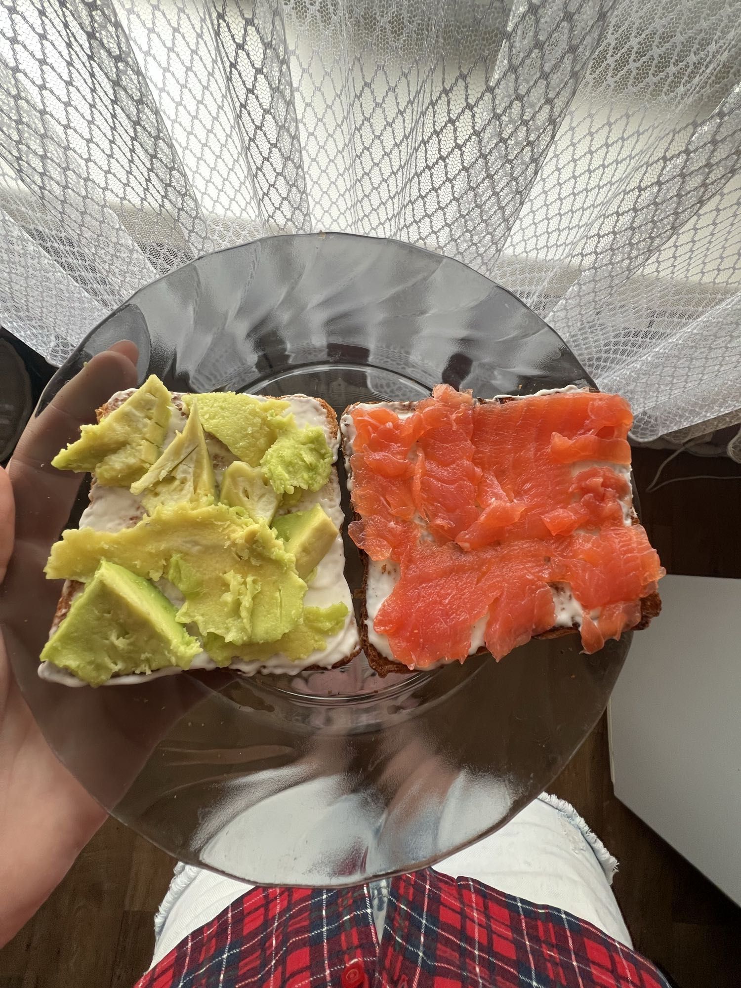 Тост с лососем и авокадо