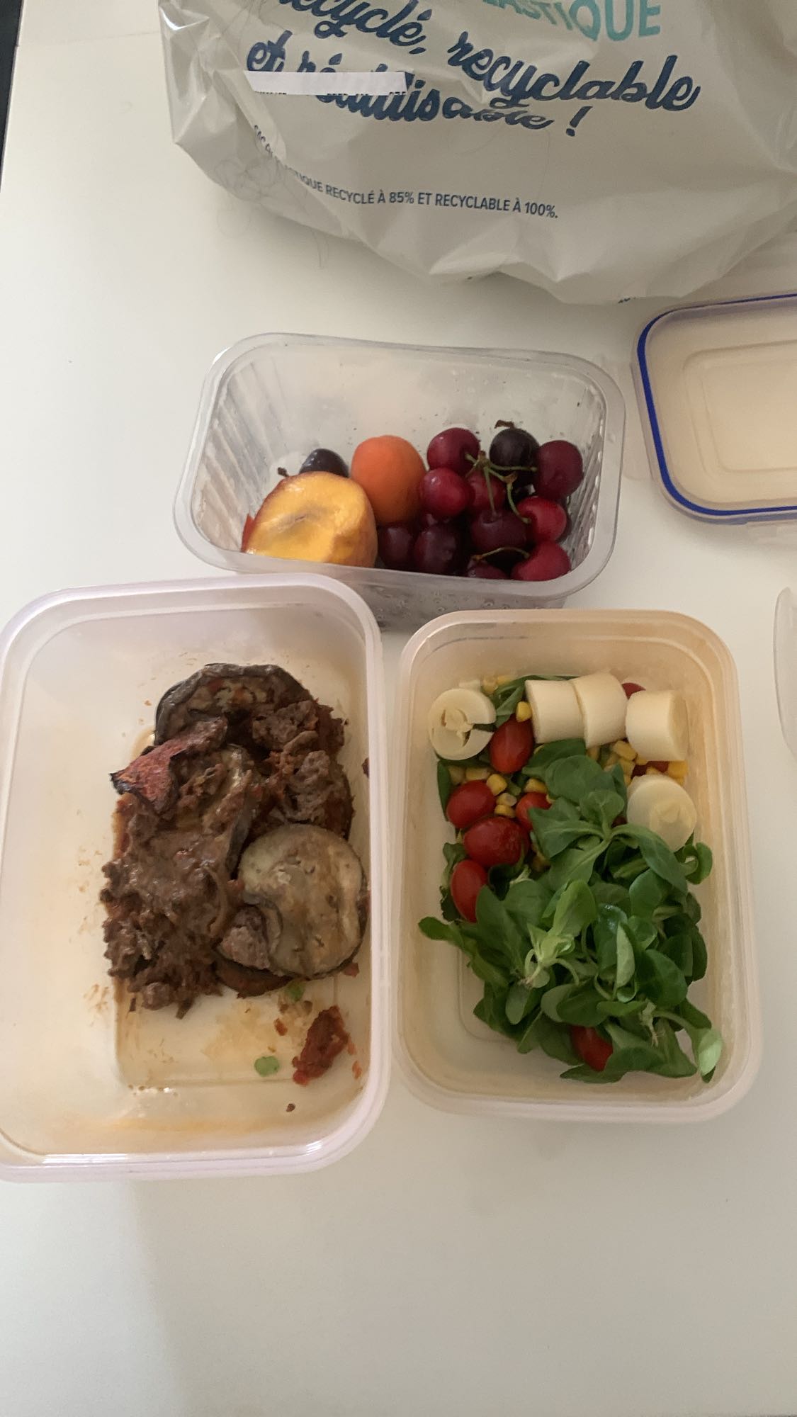 Déjeuner salade et viande