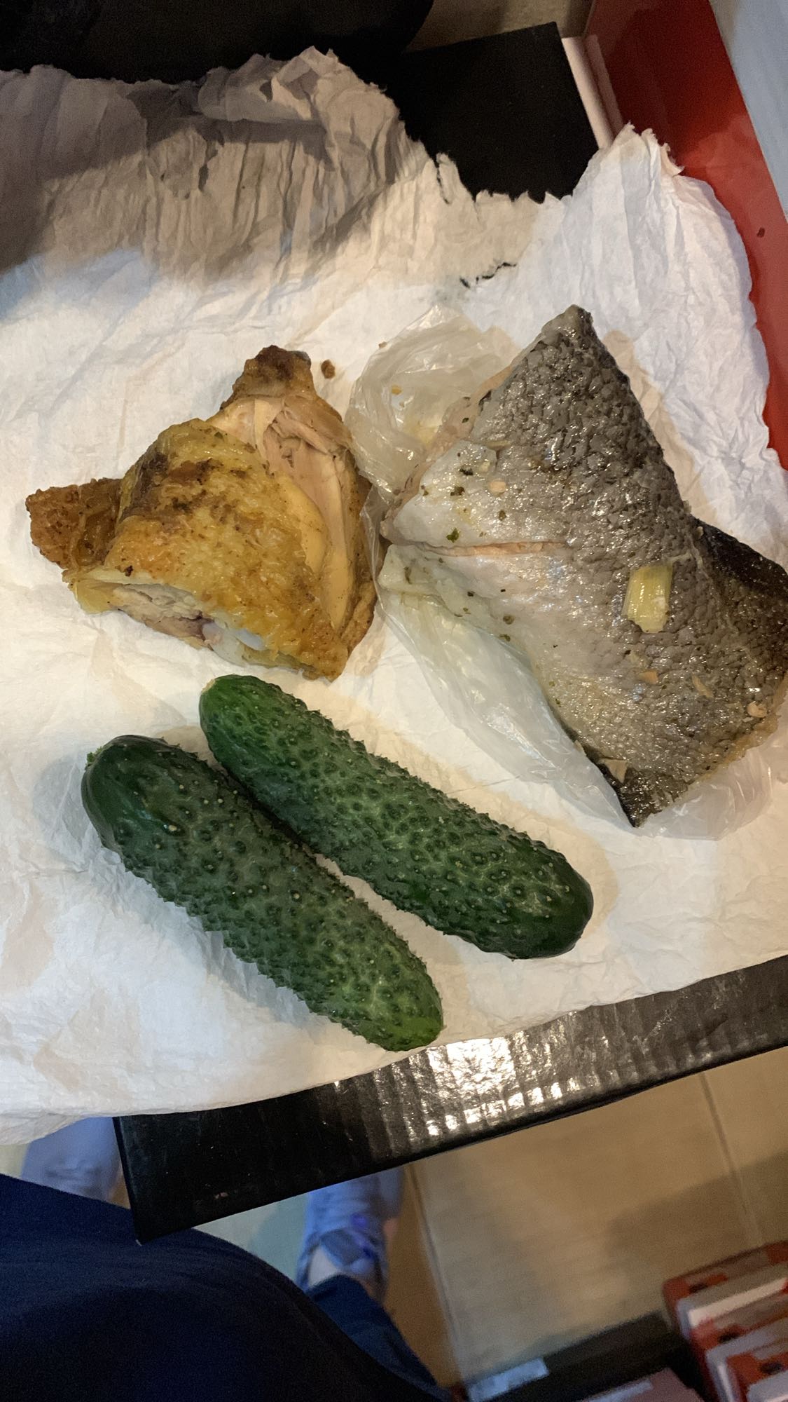 Pui, pește și castraveți