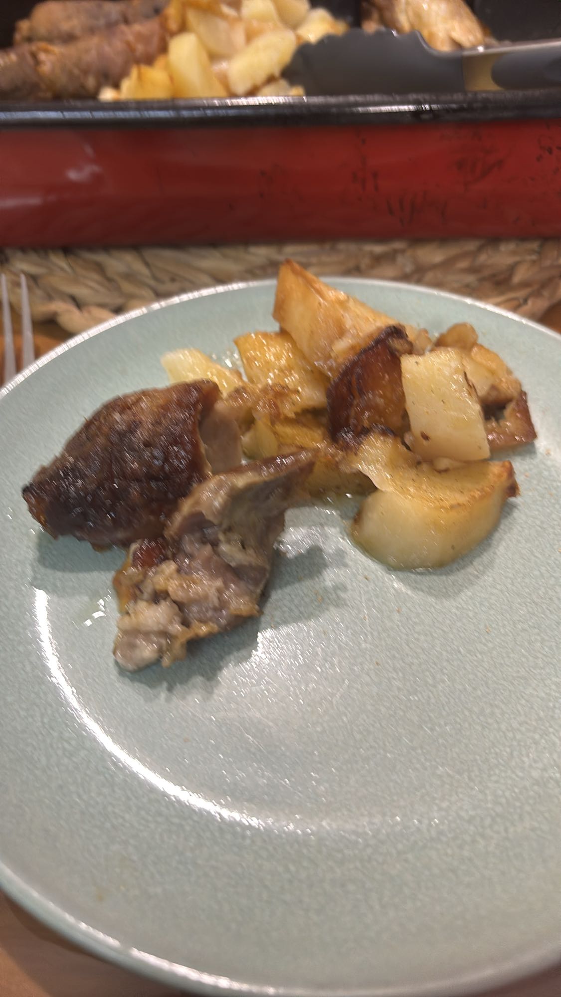 Sült krumpli sült hússal