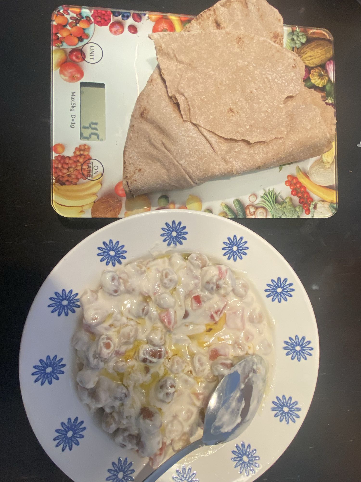 حمص باللبن وخبز