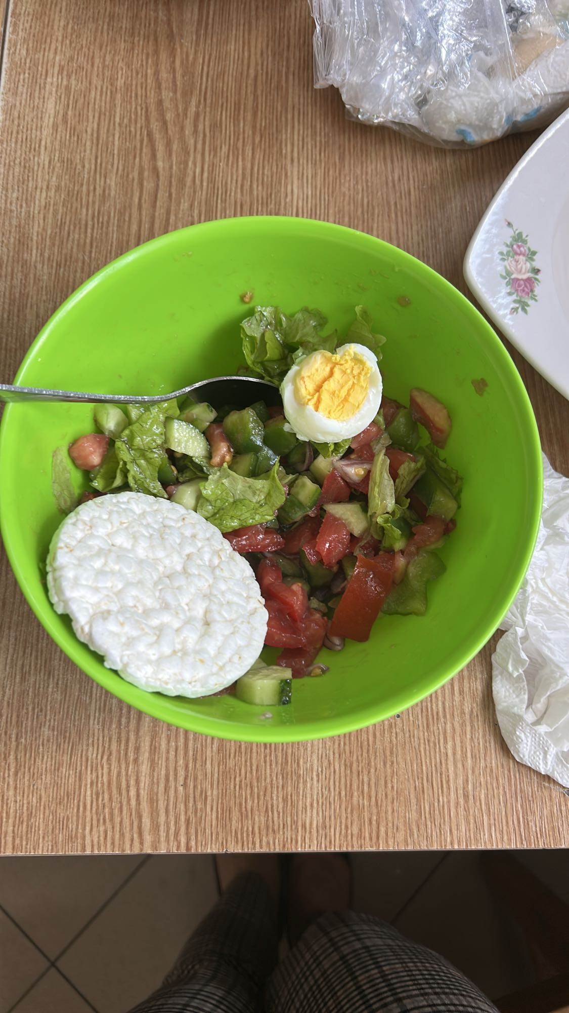 Salată cu ou și orez expandat