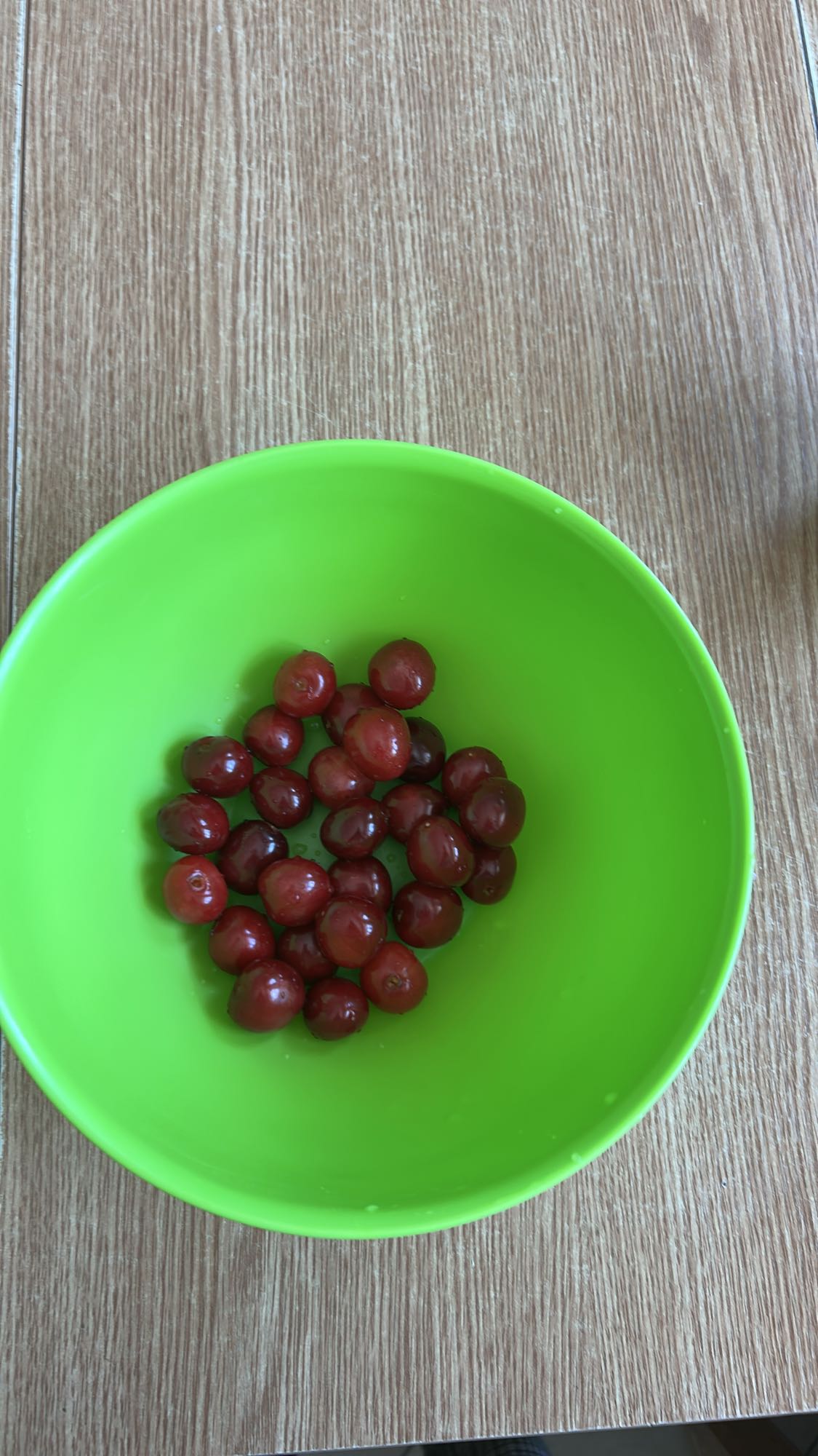 Struguri roșii în bol