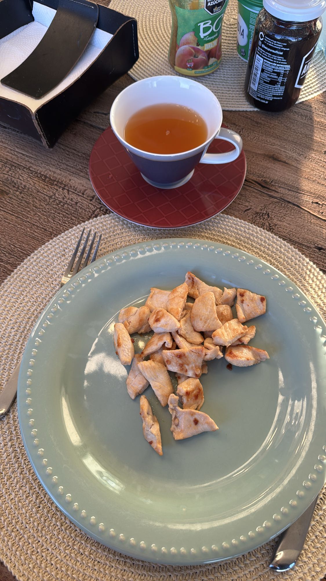 Pollo a la plancha, té y banana