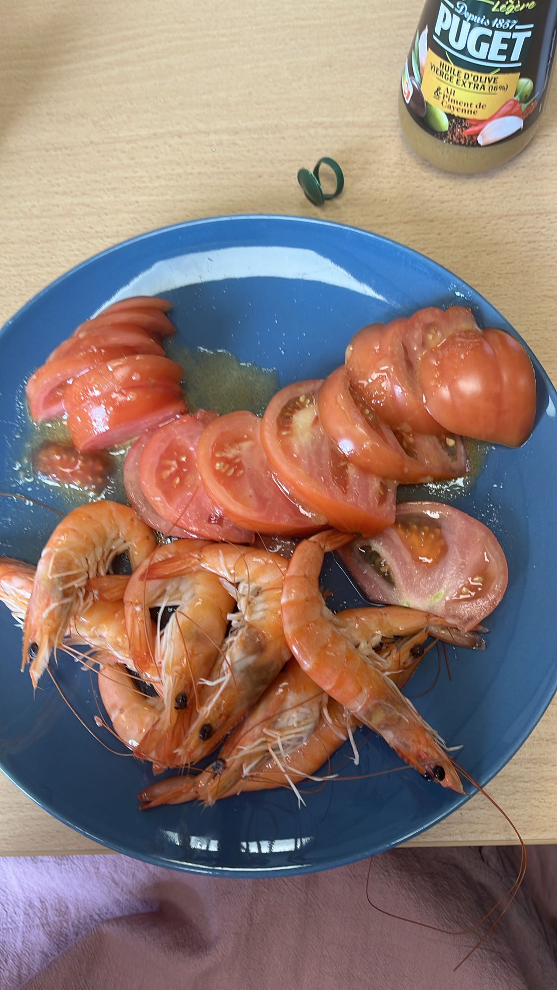 Crevettes et tomates fraîches