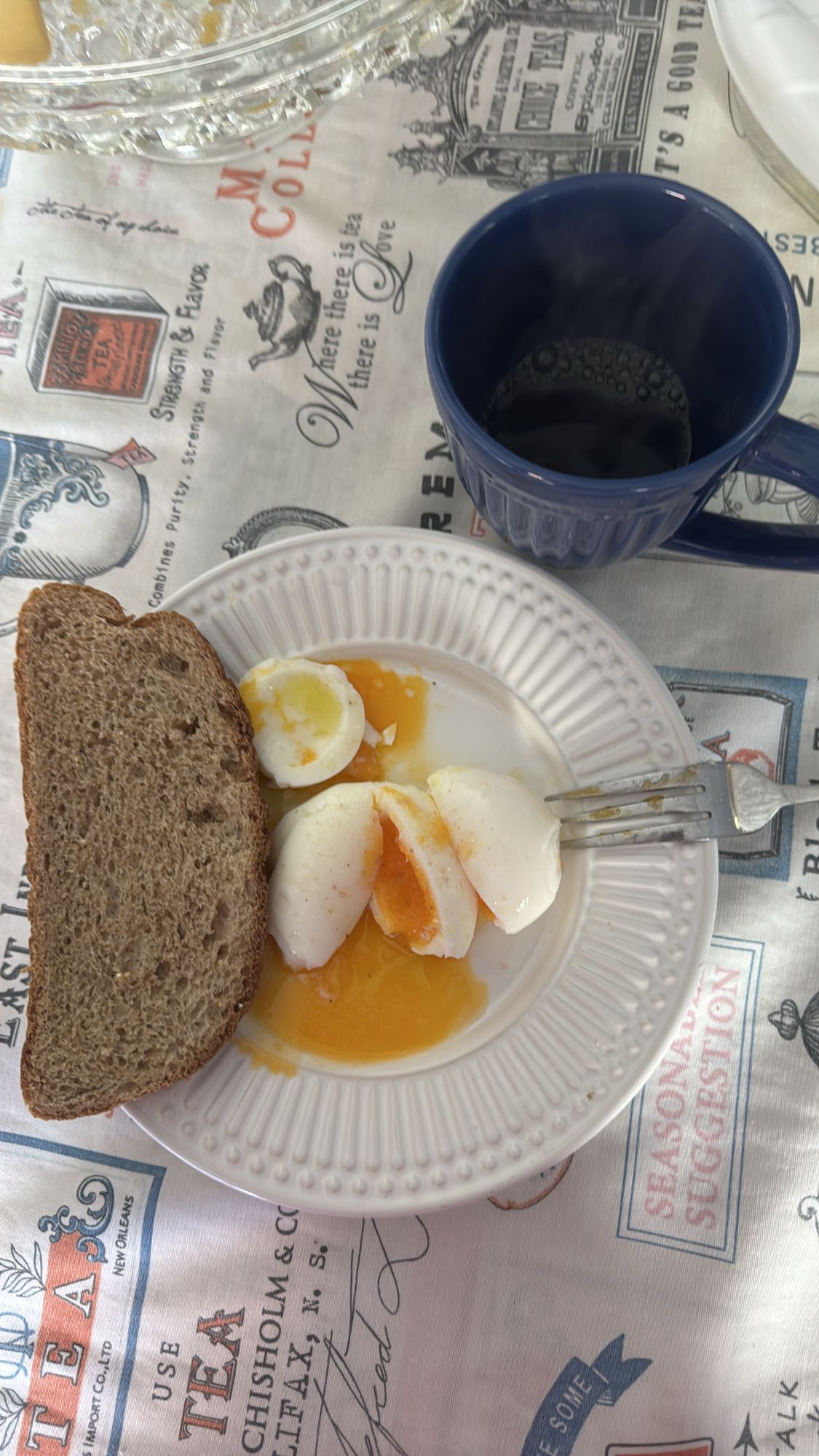 Ovos com pão e café