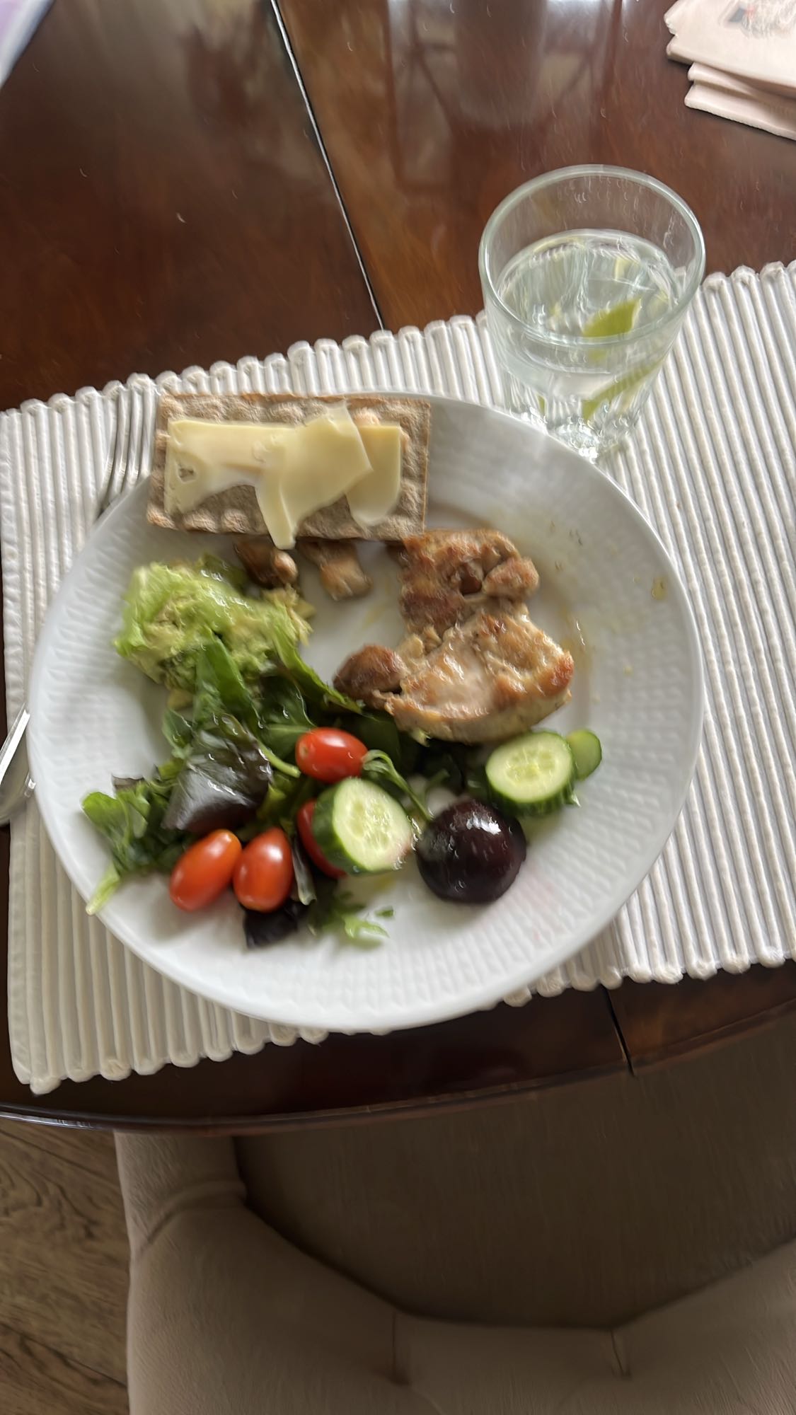 Kyckling med sallad och knäckebröd