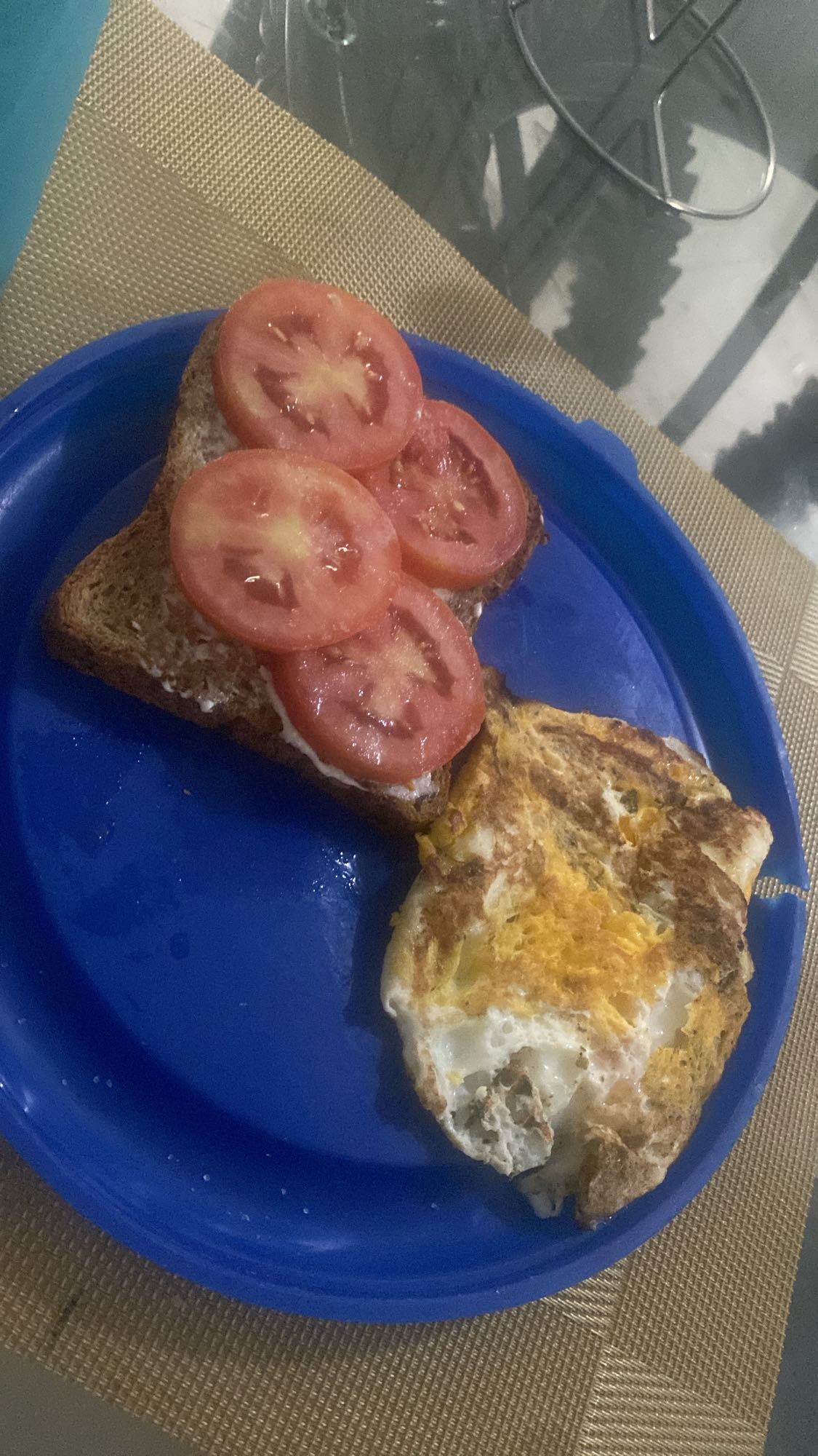 Tostada con huevo y tomate