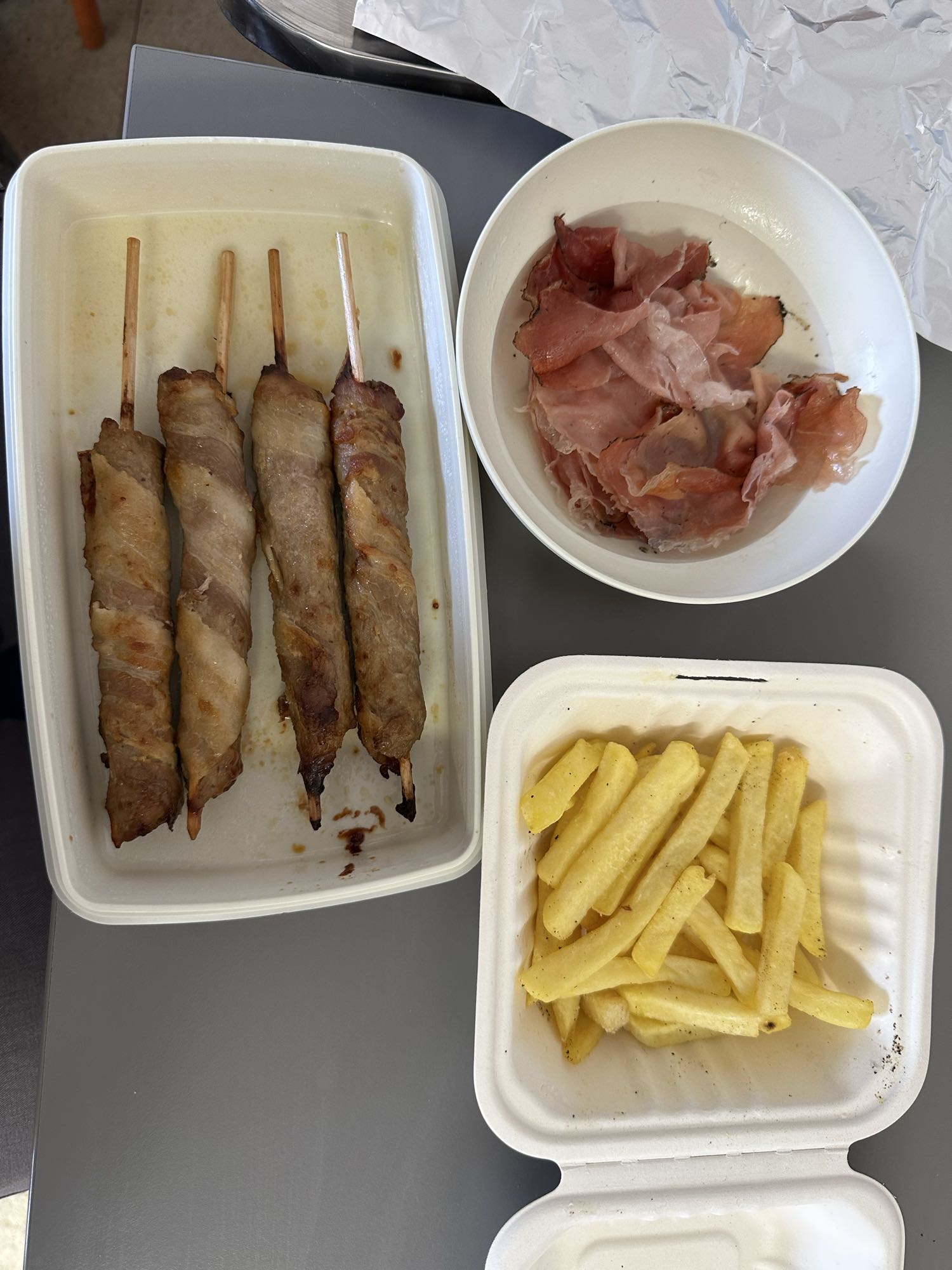 Spiedini, prosciutto e patatine