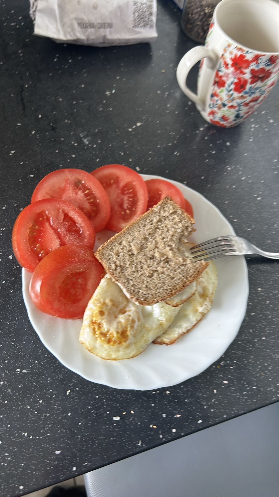 Jajka z pomidorem i chlebem